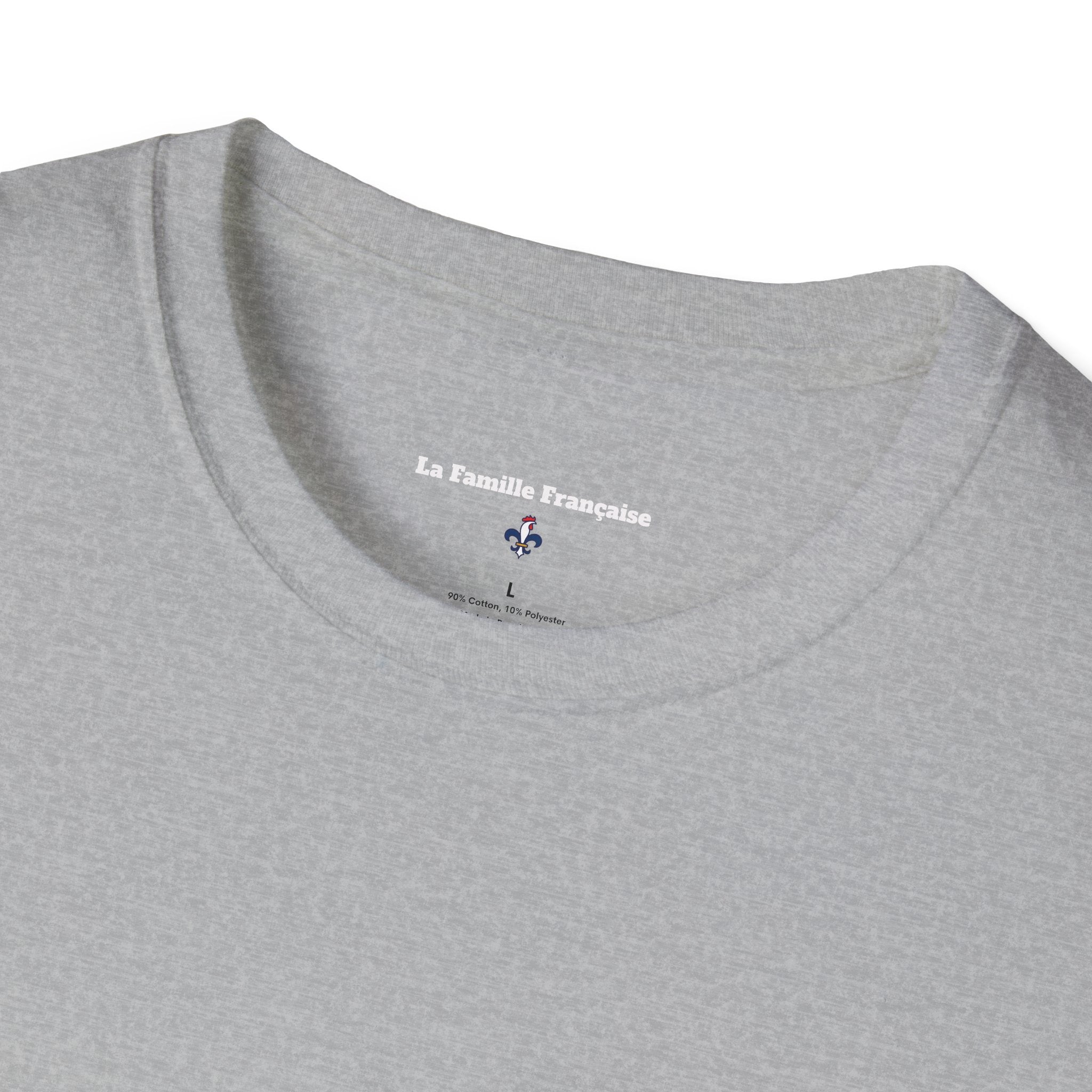 T-shirt La Famille Française gris clair – logo coq tricolore côté cœur et dos “Bleu Blanc Rouge” avec bouteille de vin rouge à la place du mot "rouge". 