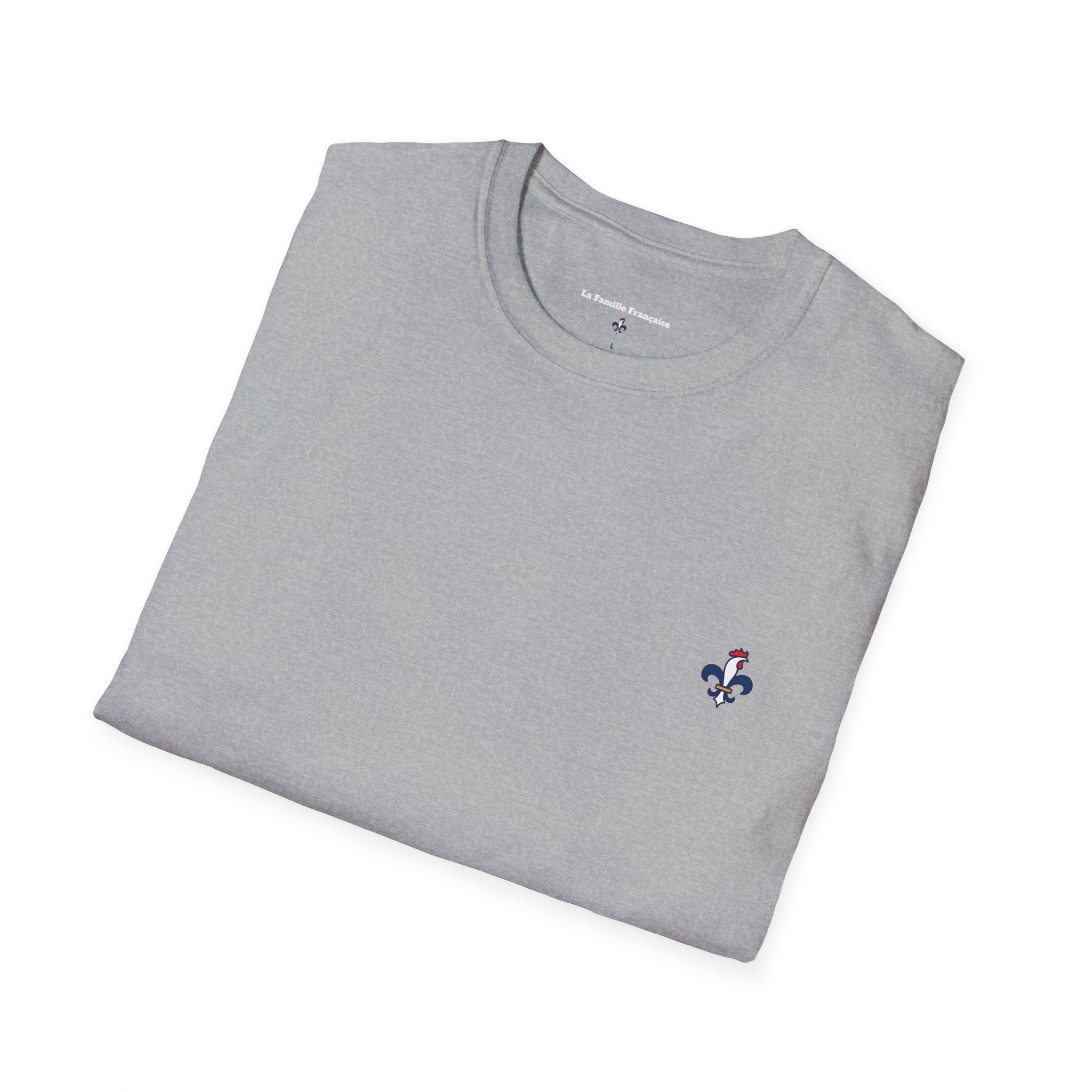 T-shirt La Famille Française gris clair – logo coq tricolore côté cœur et dos “Bleu Blanc Rouge” avec bouteille de vin rouge à la place du mot "rouge". 