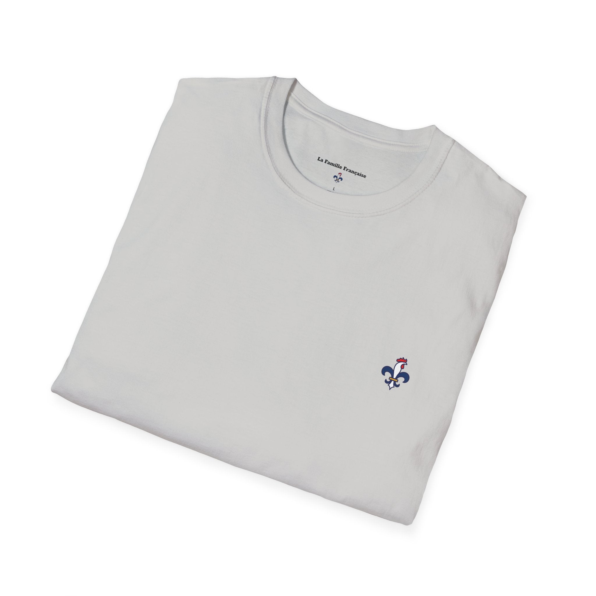 T-shirt La Famille Française gris clair – logo coq tricolore côté cœur et dos “Bleu Blanc Rouge” avec bouteille de vin rouge à la place du mot "rouge". 