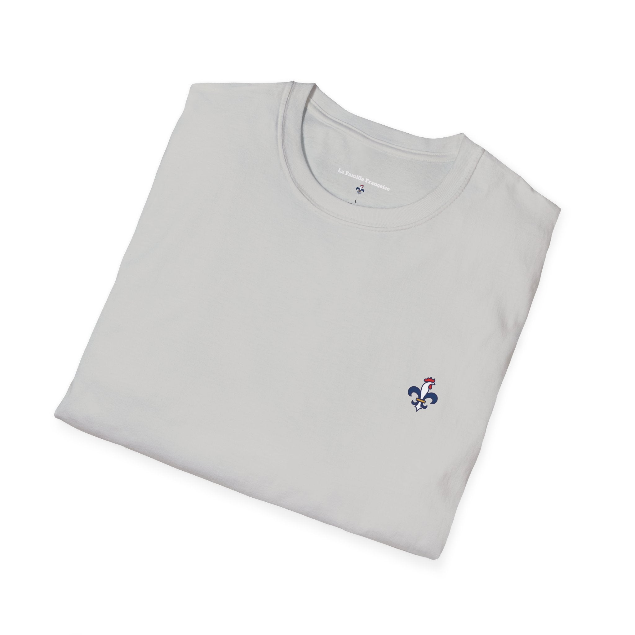 T-shirt La Famille Française gris clair – logo coq tricolore côté cœur et dos “Bleu Blanc Rouge” avec bouteille de vin rouge à la place du mot "rouge". 