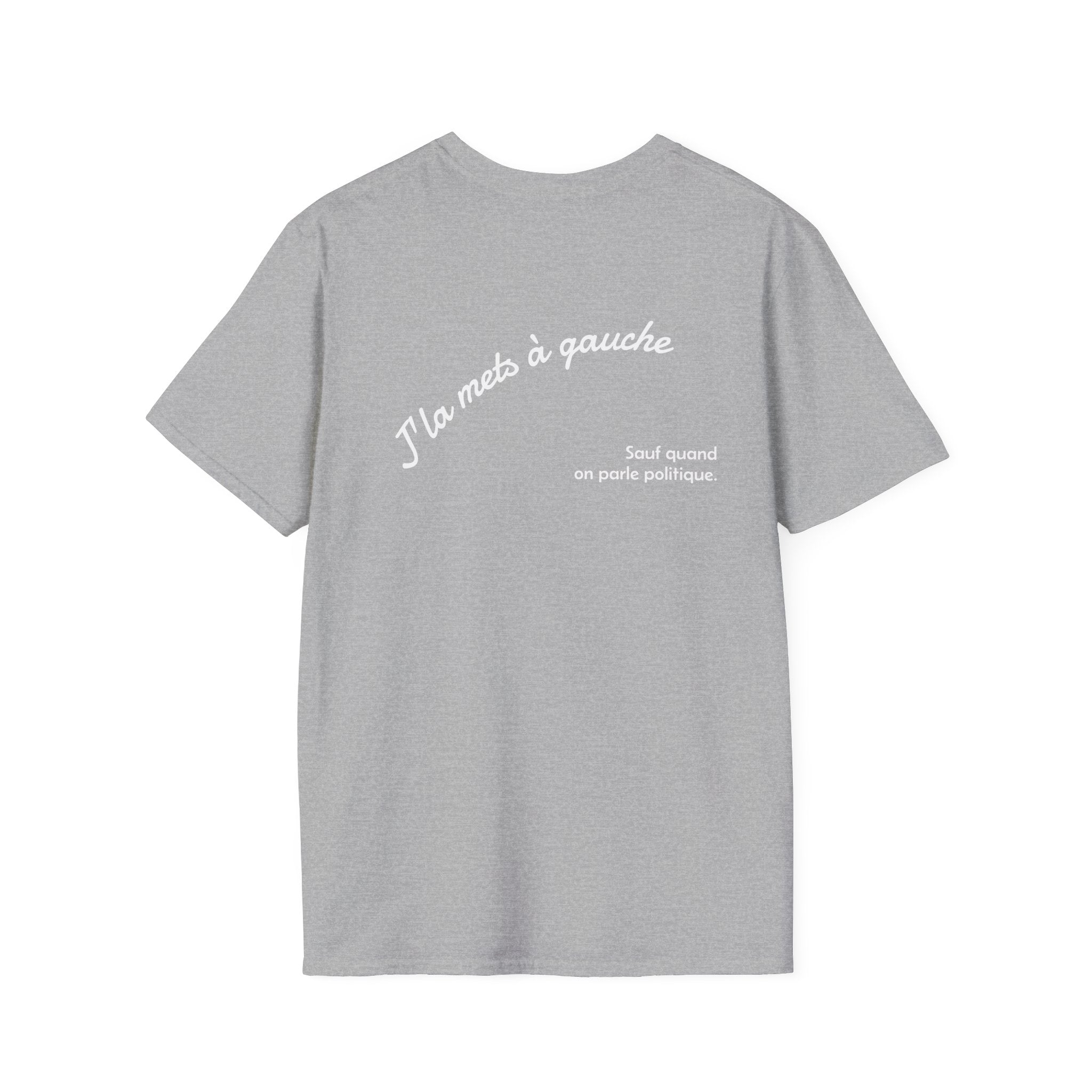 T-shirt La Famille Française gris clair – logo coq tricolore côté cœur et dos inscription humoristique “J'la mets à gauche sauf quand on parle politique”. 