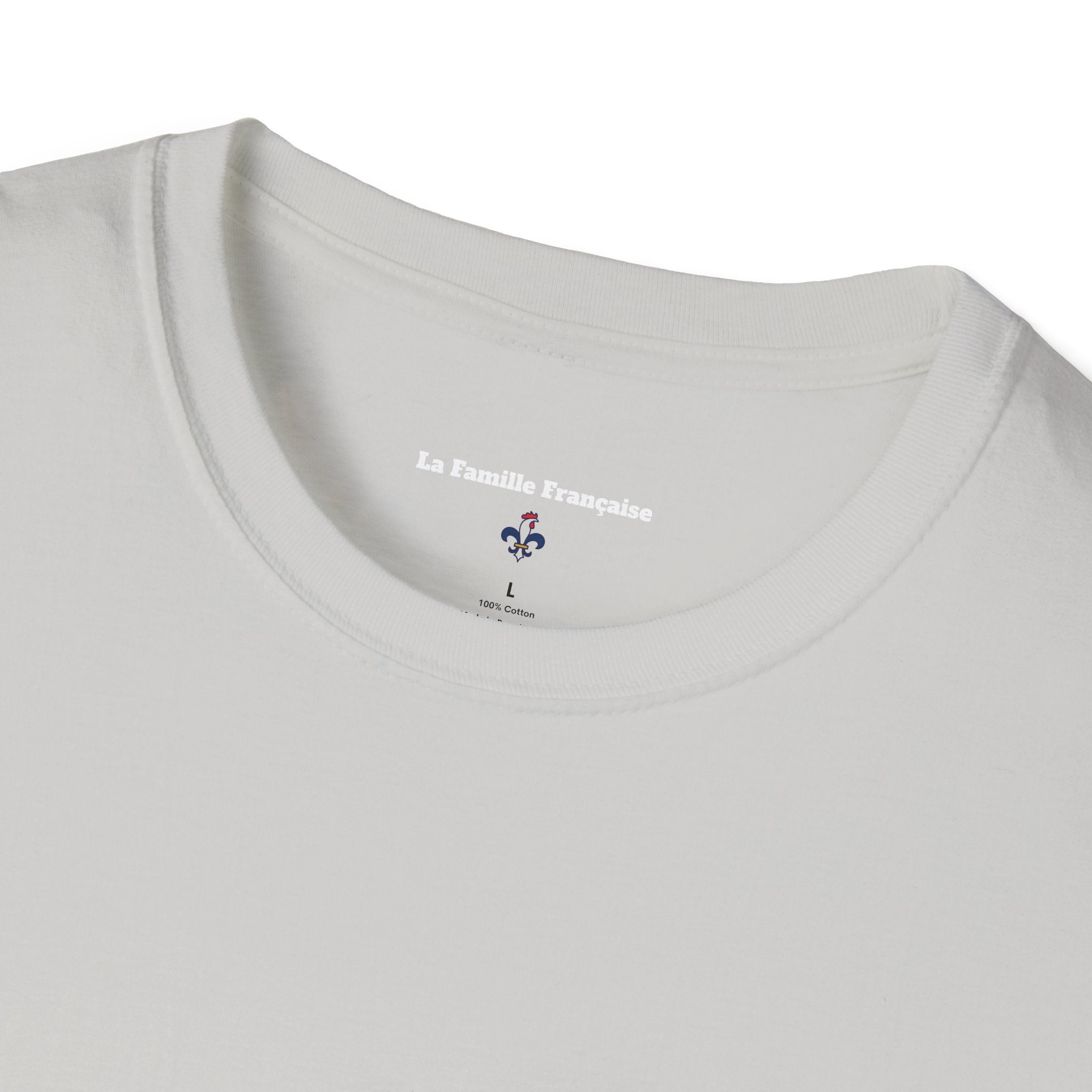 T-shirt La Famille Française gris clair – logo coq tricolore côté cœur et dos inscription humoristique “La France ce n'est pas un hôtel”.