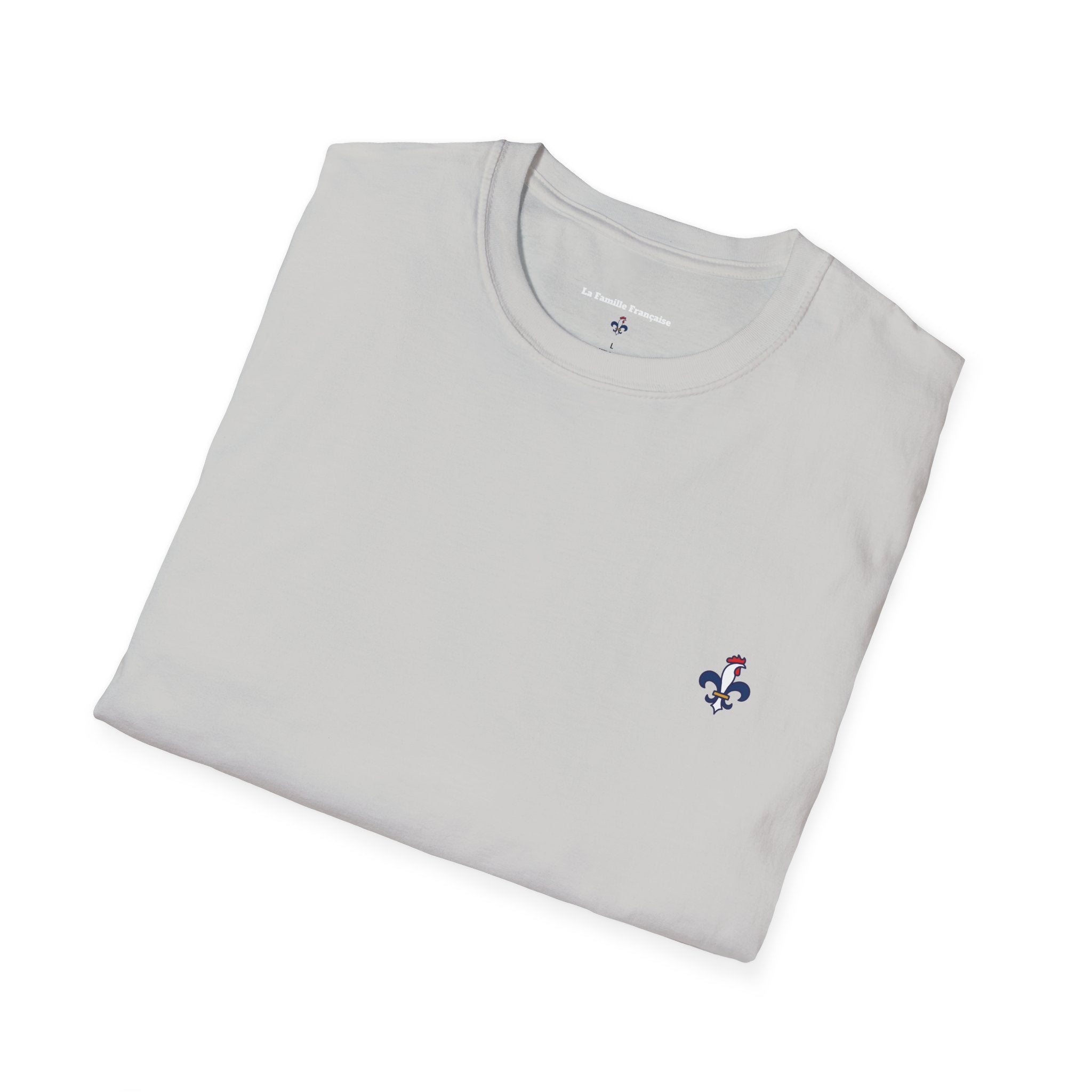 T-shirt La Famille Française gris clair – logo coq tricolore côté cœur et dos inscription humoristique “La France ce n'est pas un hôtel”.