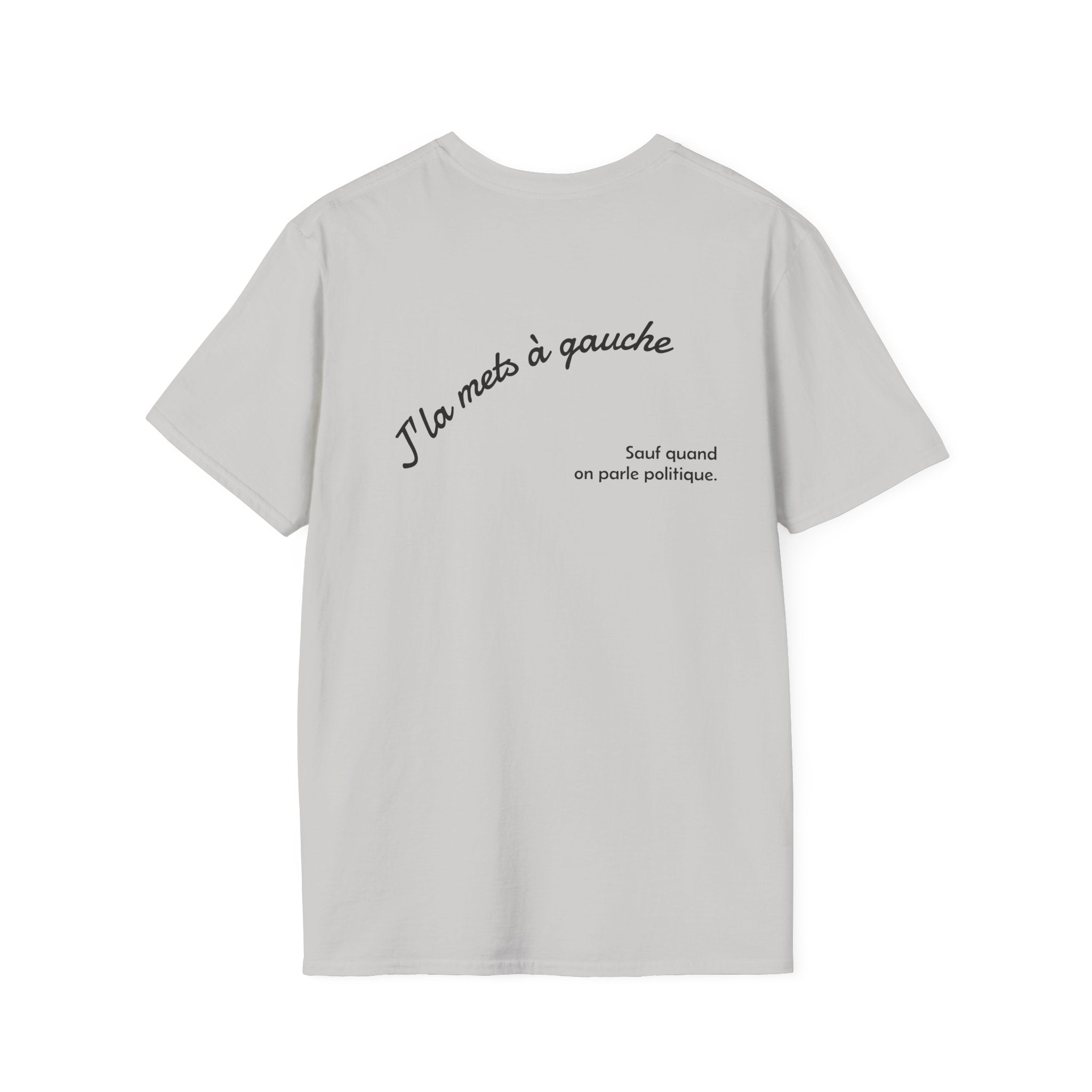 T-shirt La Famille Française gris clair – logo coq tricolore côté cœur et dos inscription noire humoristique “J'la mets à gauche sauf quand on parle politique”. 
