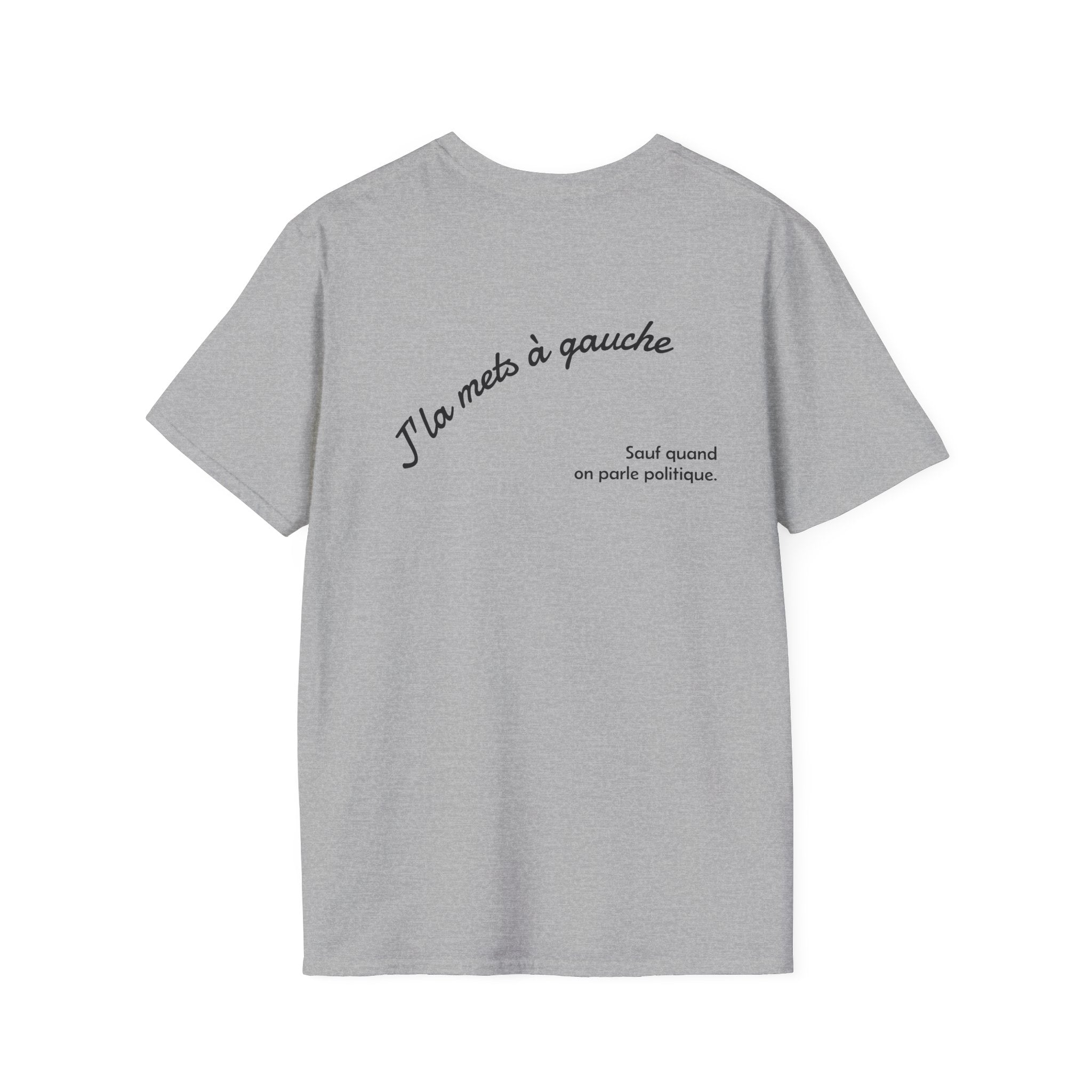 T-shirt La Famille Française gris – logo coq tricolore côté cœur et dos inscription noire humoristique “J'la mets à gauche sauf quand on parle politique”. 