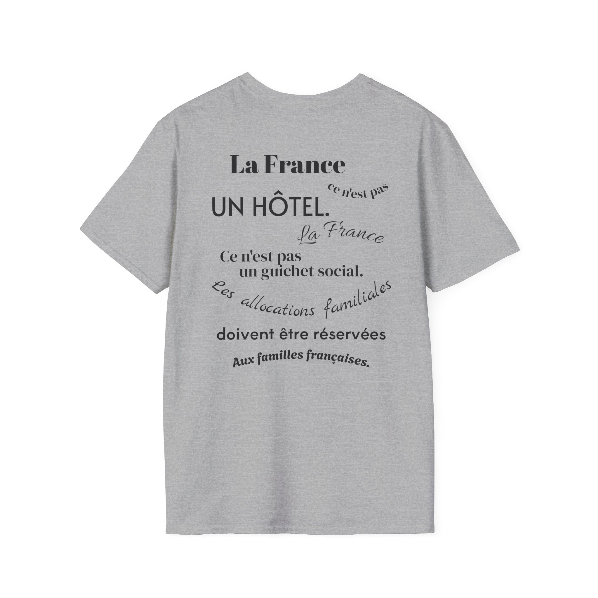 T-shirt La Famille Française gris – logo coq tricolore côté cœur et dos inscription humoristique “La France ce n'est pas un hôtel”.