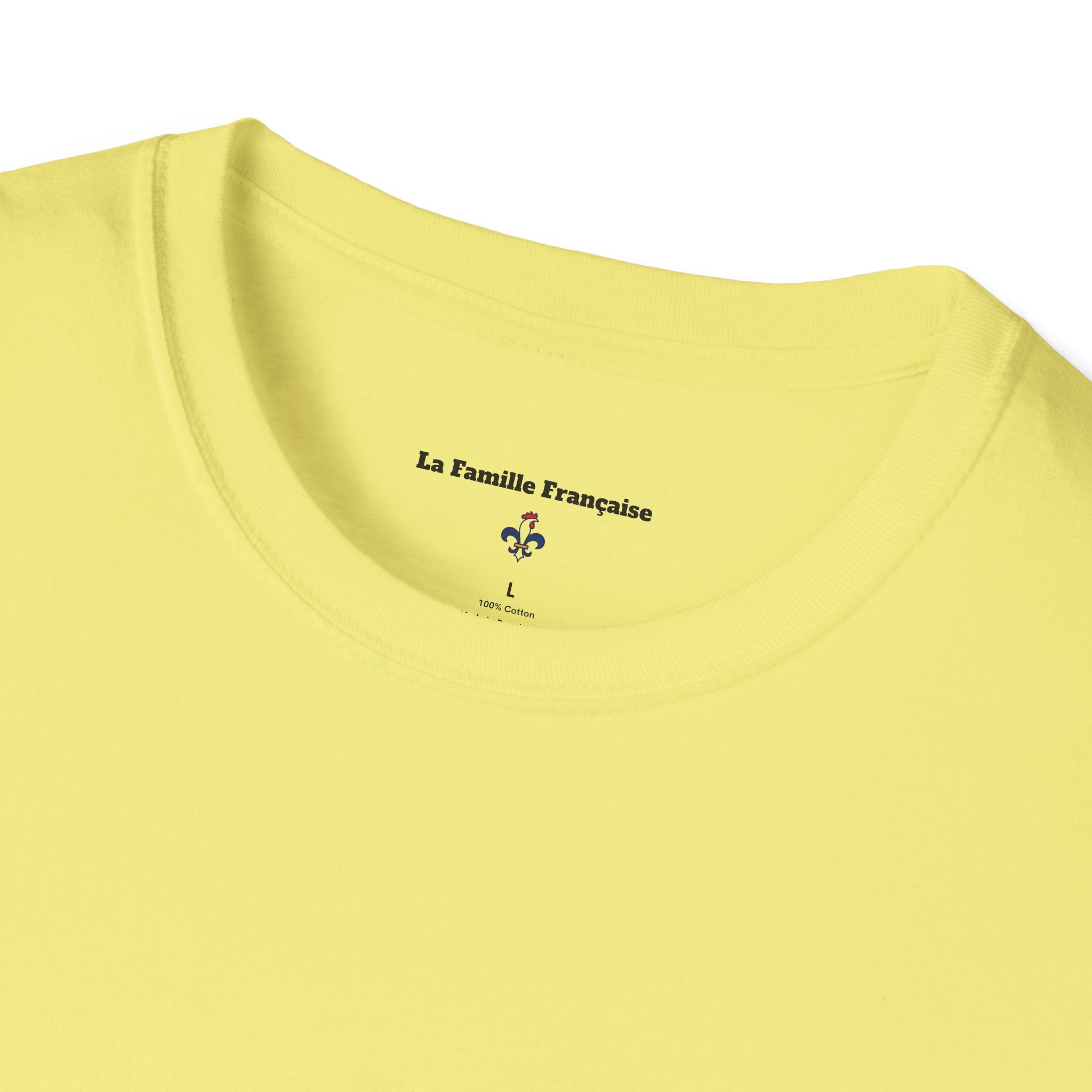 T-shirt La Famille Française jaune – logo coq tricolore côté cœur et dos “Bleu Blanc Rouge” avec bouteille de vin rouge à la place du mot "rouge". 