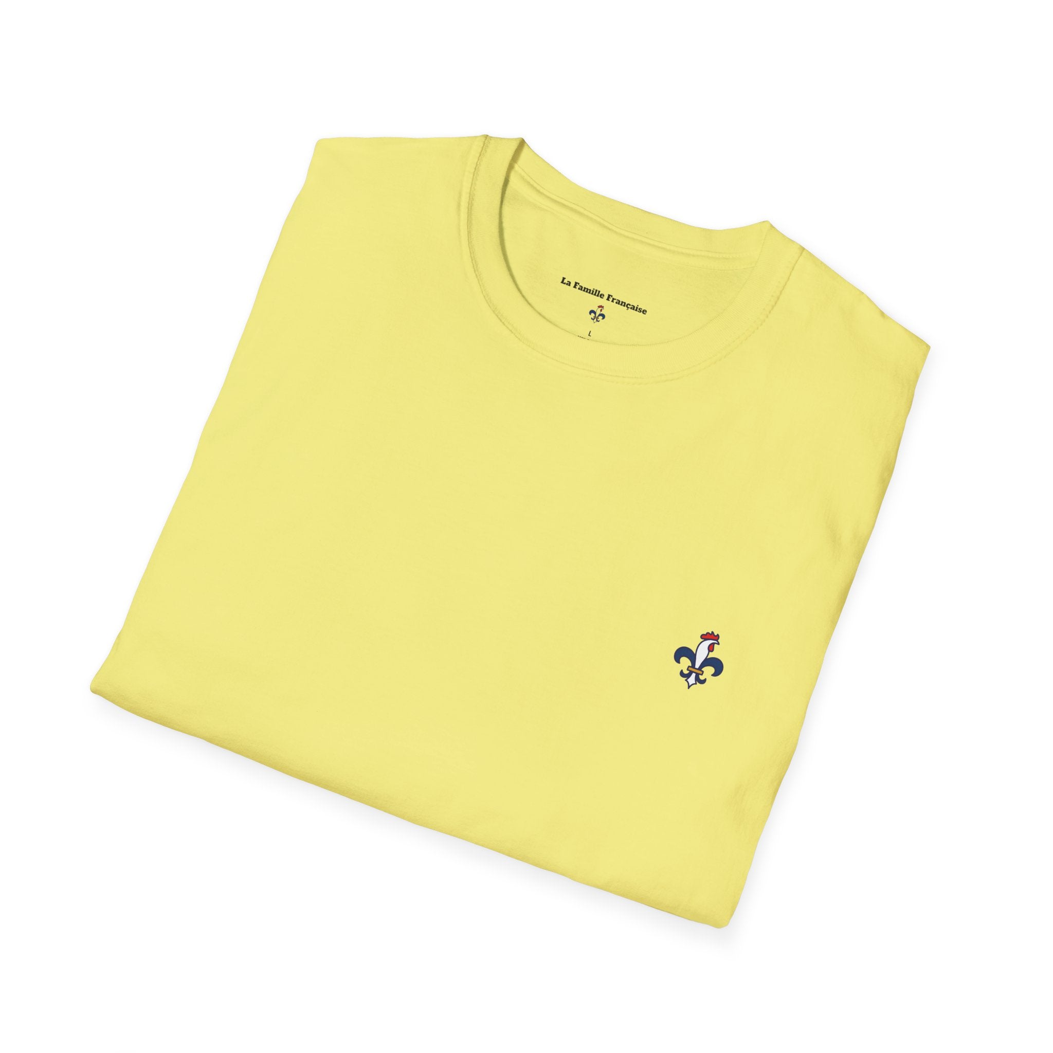 T-shirt La Famille Française jaune – logo coq tricolore côté cœur et dos “Bleu Blanc Rouge” avec bouteille de vin rouge à la place du mot "rouge". 