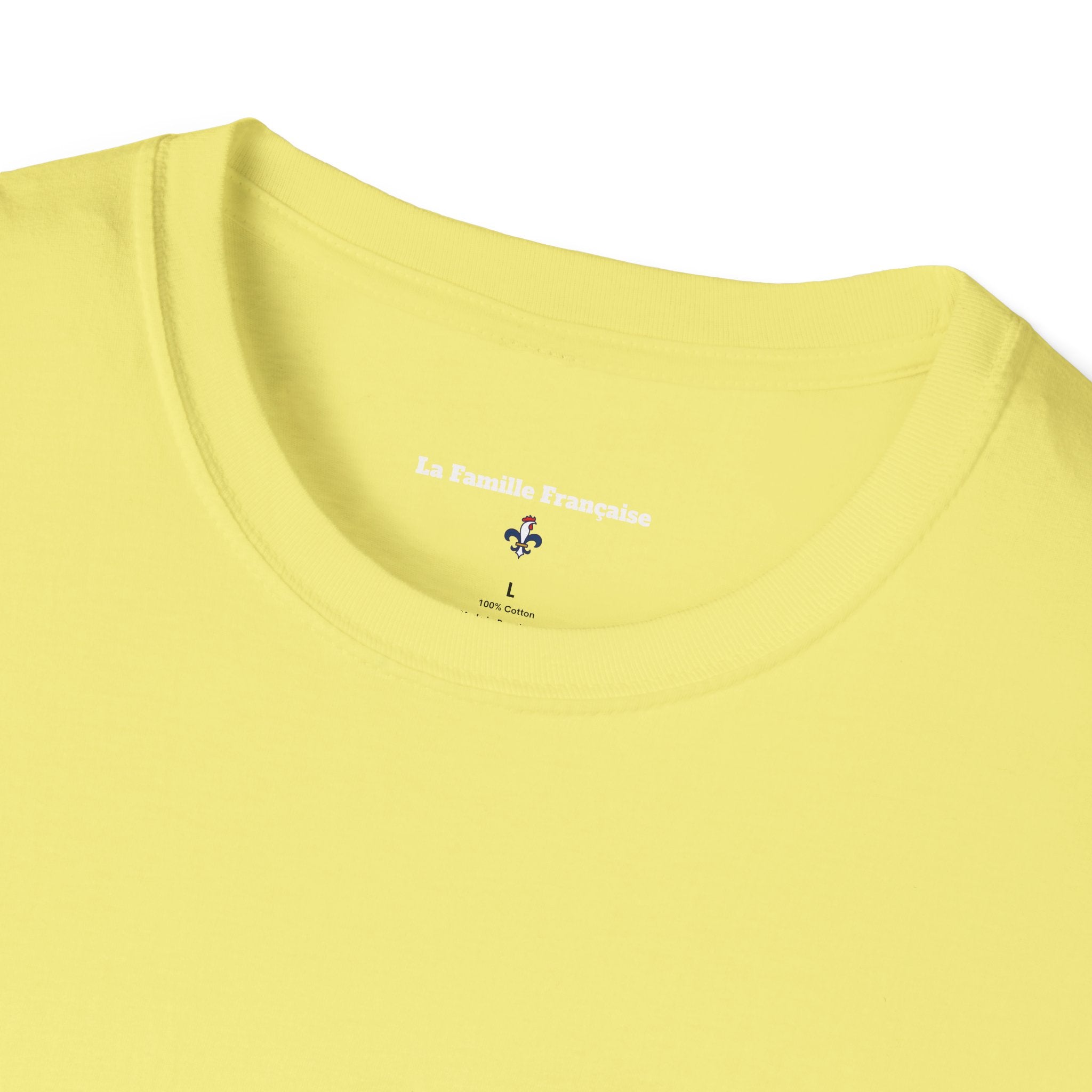 T-shirt La Famille Française jaune clair – logo coq tricolore côté cœur et dos inscription humoristique “La CAF : Caisse d'Alimentaiton des Feinéants”. 