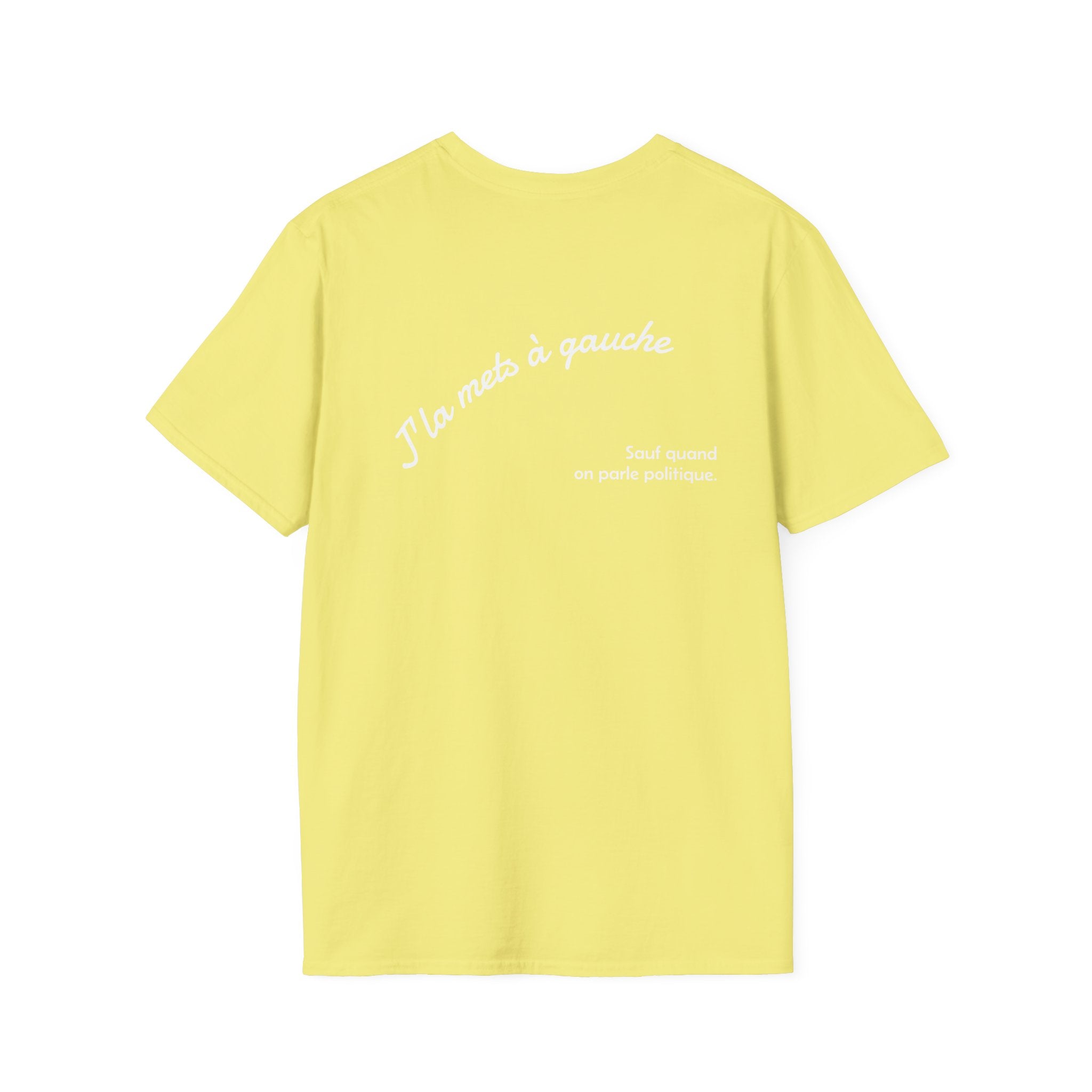 T-shirt La Famille Française jaune clair – logo coq tricolore côté cœur et dos inscription humoristique “J'la mets à gauche sauf quand on parle politique”. 