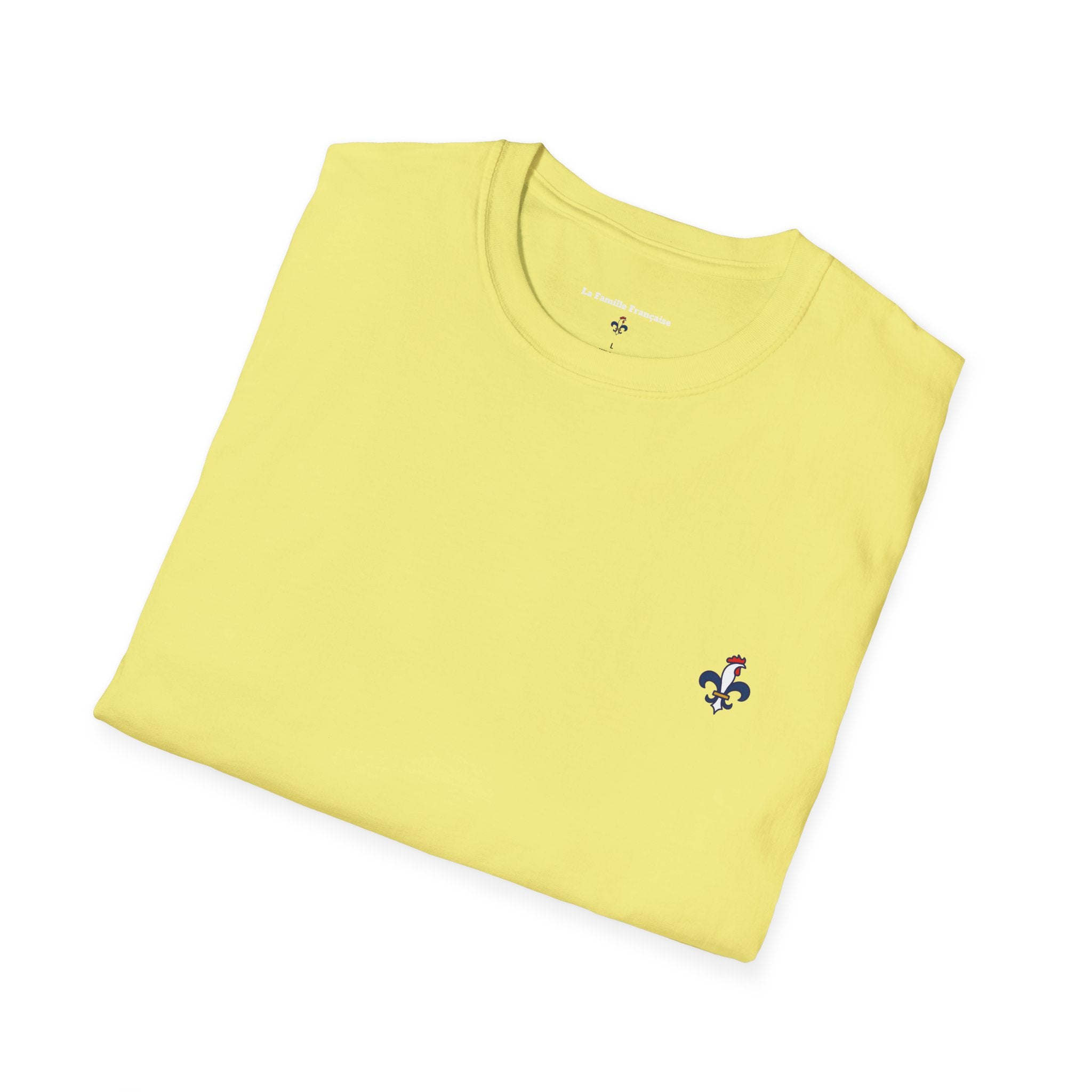 T-shirt La Famille Française jaune clair – logo coq tricolore côté cœur et dos inscription humoristique “La France ce n'est pas un hôtel”.