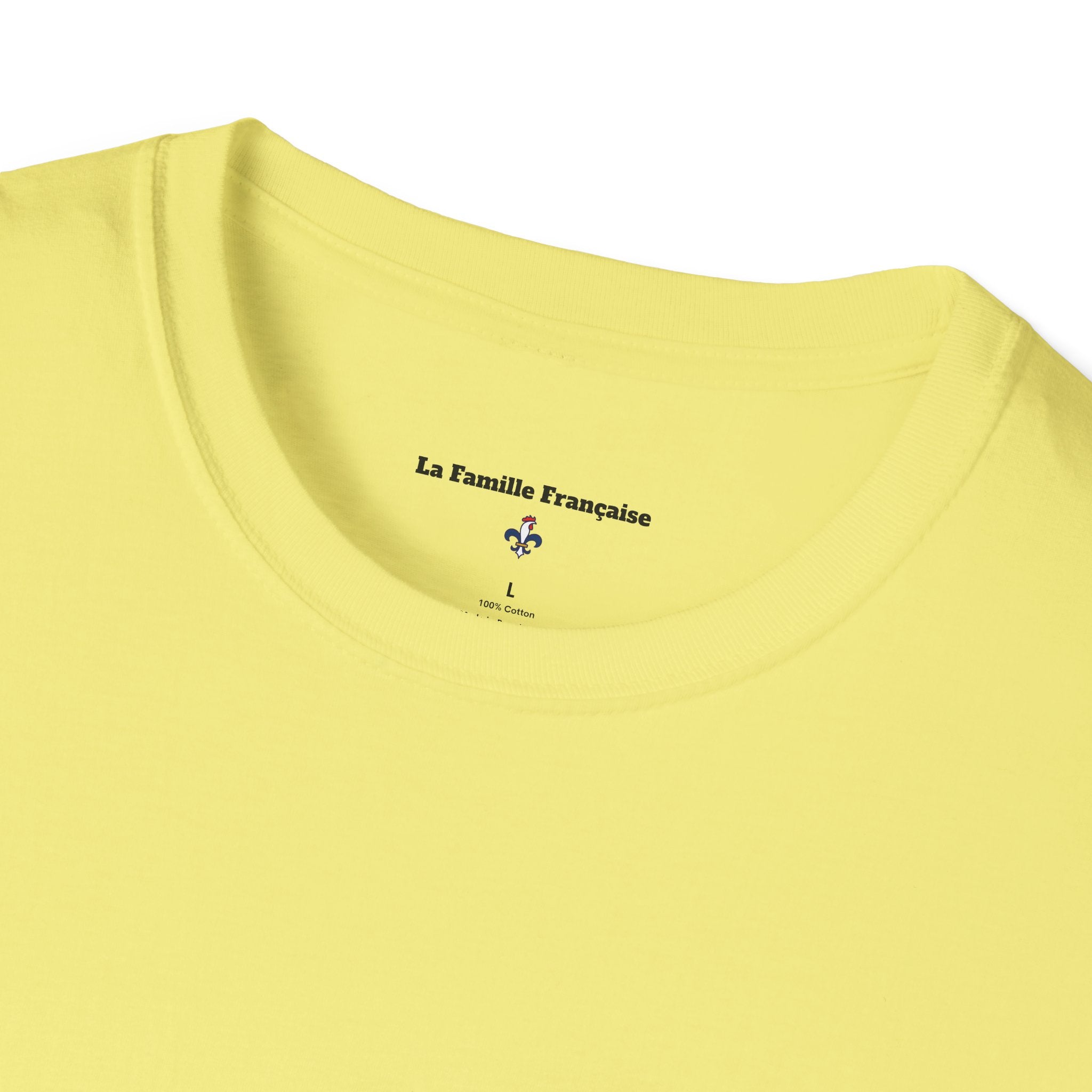 T-shirt La Famille Française jaune clair – logo coq tricolore côté cœur et dos inscription humoristique “La CAF : Caisse d'Alimentaiton des Feinéants”.