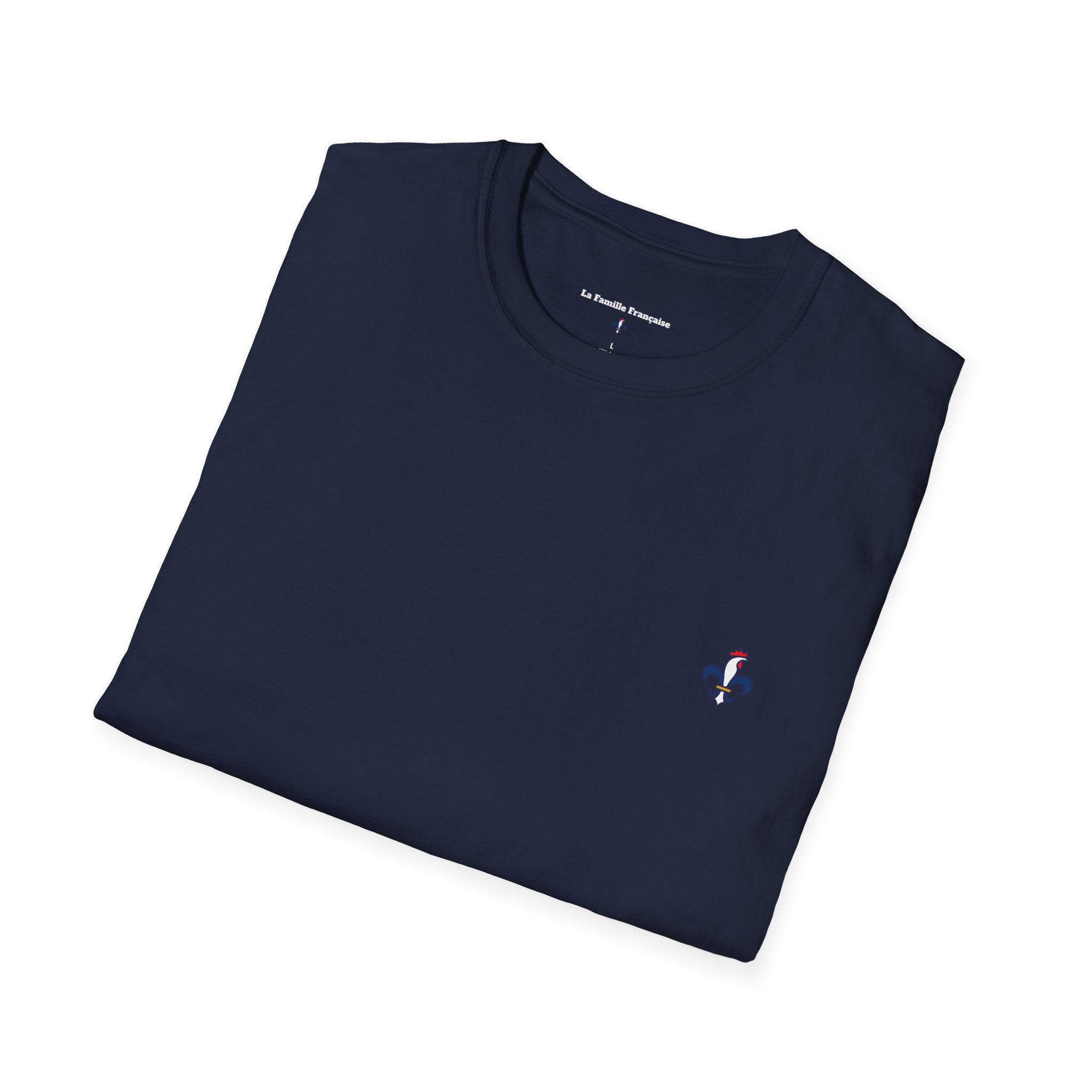 T-shirt La Famille Française marine – logo coq tricolore côté cœur et dos “Bleu Blanc Rouge” avec bouteille de vin rouge à la place du mot "rouge". 