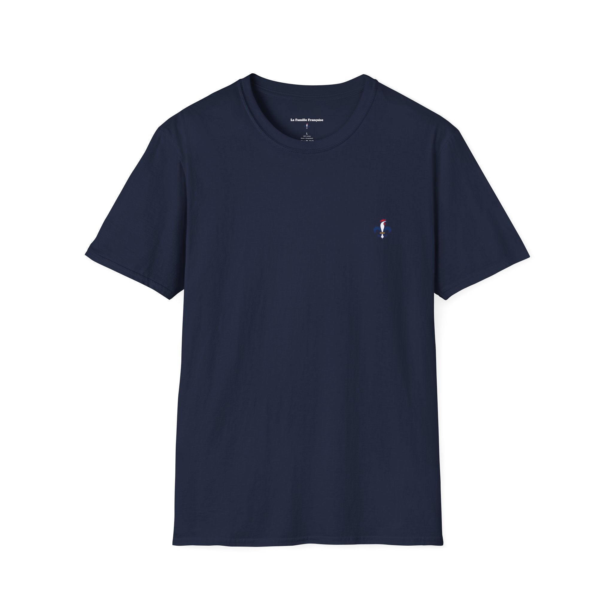 T-shirt La Famille Française marine – logo coq tricolore côté cœur et dos “Bleu Blanc Rouge” avec bouteille de vin rouge à la place du mot "rouge". 