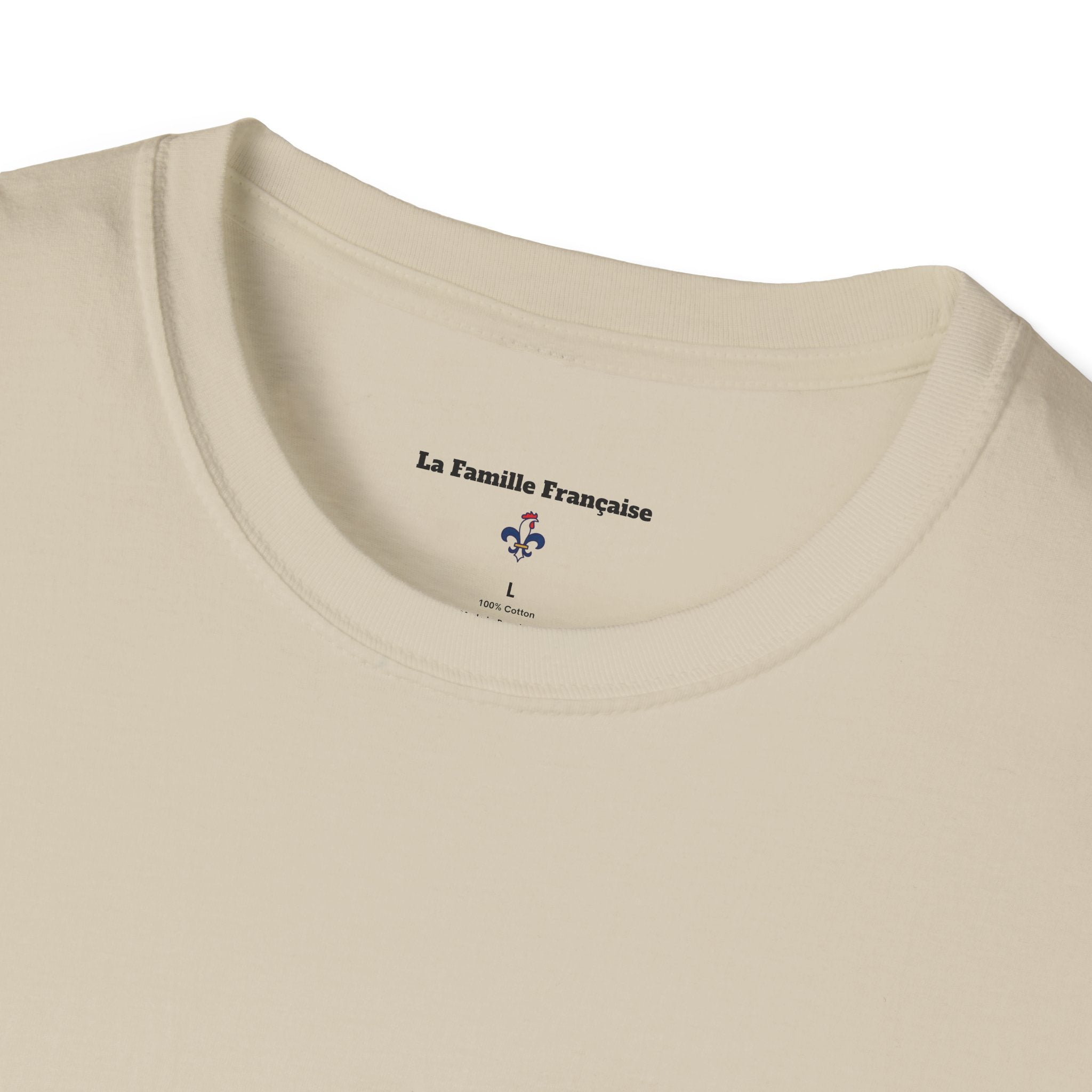 T-shirt La Famille Française marron clair – logo coq tricolore côté cœur et dos “Bleu Blanc Rouge” avec bouteille de vin rouge à la place du mot "rouge".