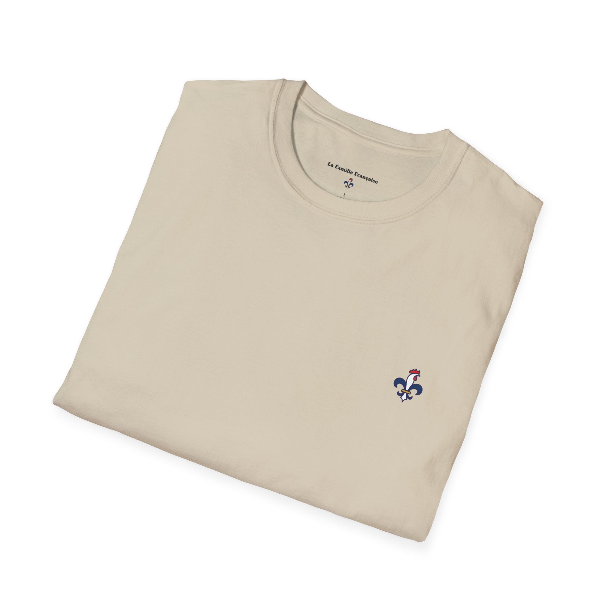 T-shirt La Famille Française marron clair – logo coq tricolore côté cœur et dos “Bleu Blanc Rouge” avec bouteille de vin rouge à la place du mot "rouge". 
