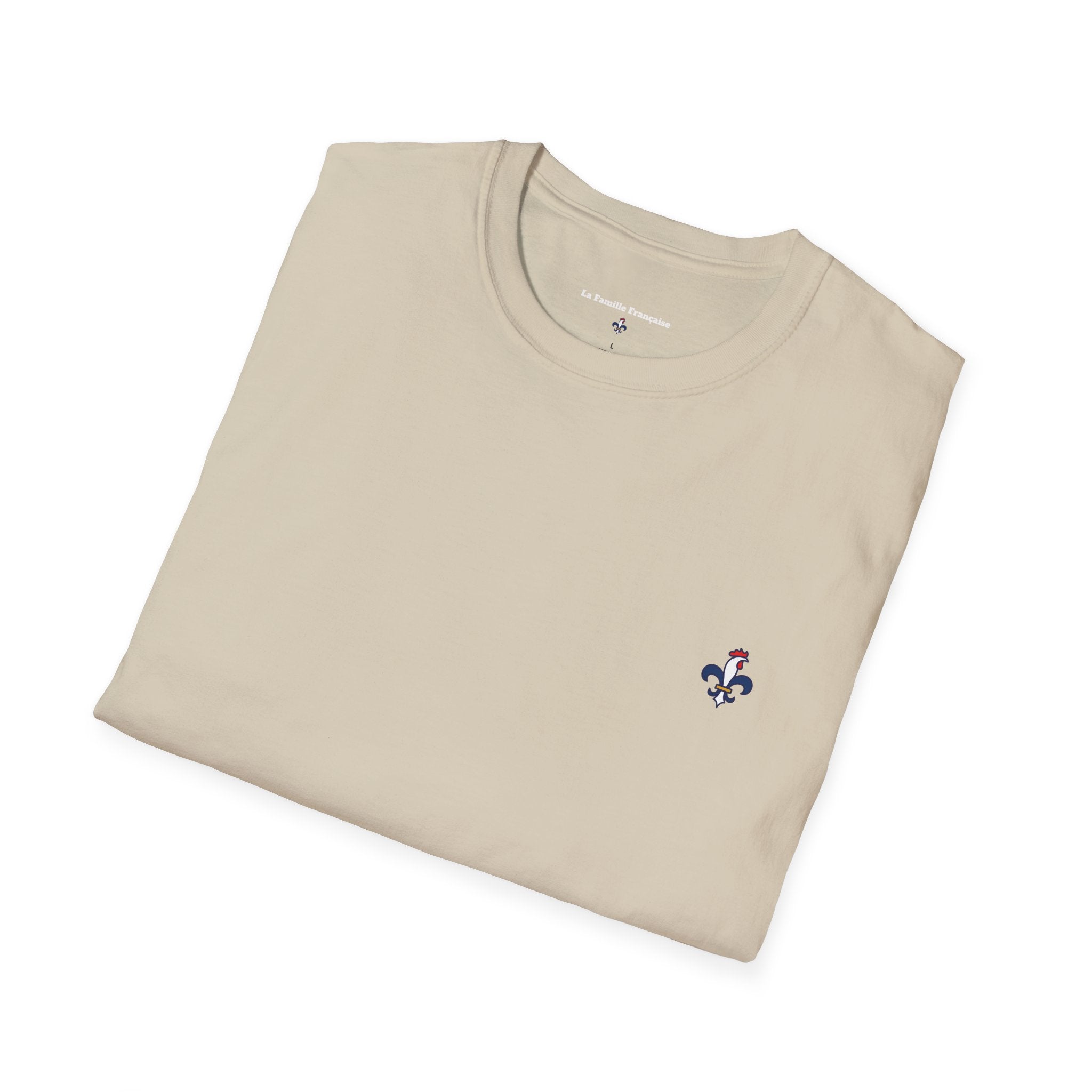 T-shirt La Famille Française marron clair – logo coq tricolore côté cœur et dos “Bleu Blanc Rouge” avec bouteille de vin rouge à la place du mot "rouge". 