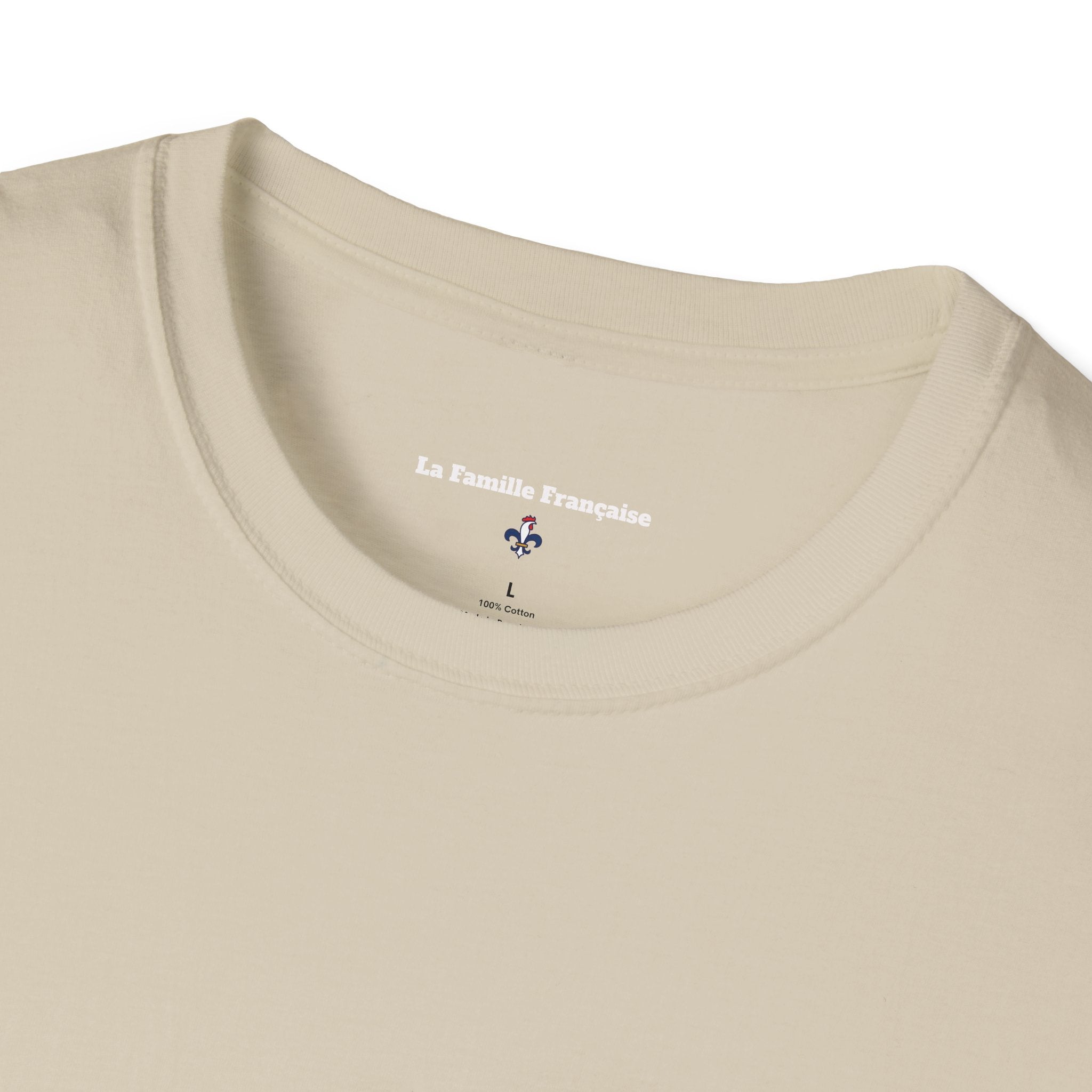 T-shirt La Famille Française marron clair – logo coq tricolore côté cœur et dos inscription humoristique “La CAF : Caisse d'Alimentaiton des Feinéants”. 