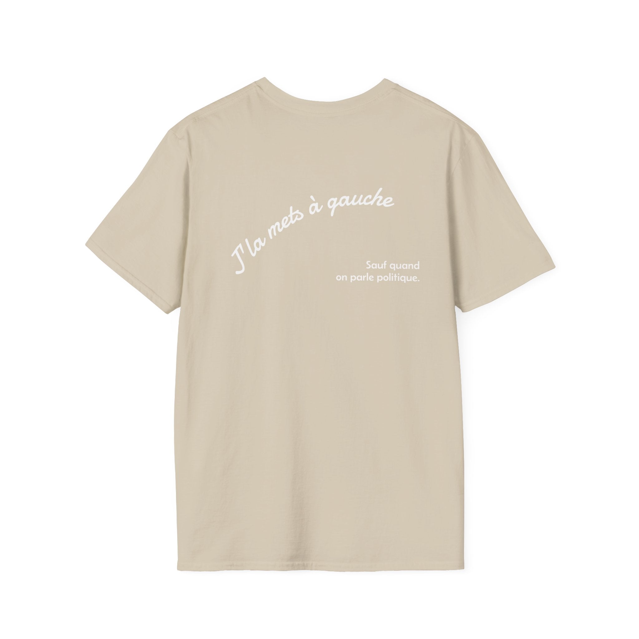T-shirt La Famille Française marron clair – logo coq tricolore côté cœur et dos inscription humoristique “J'la mets à gauche sauf quand on parle politique”. 