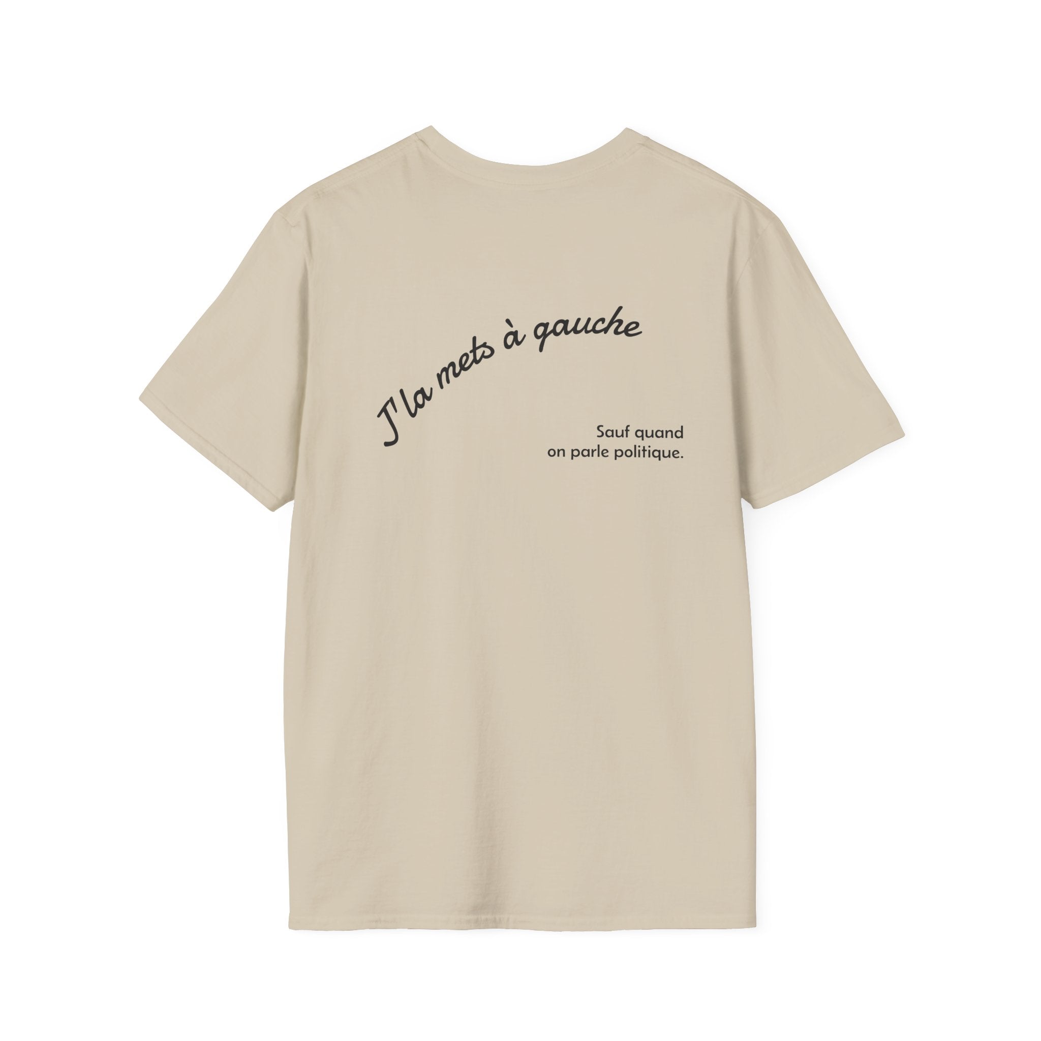 T-shirt La Famille Française marron clair – logo coq tricolore côté cœur et dos inscription noire humoristique “J'la mets à gauche sauf quand on parle politique”. 