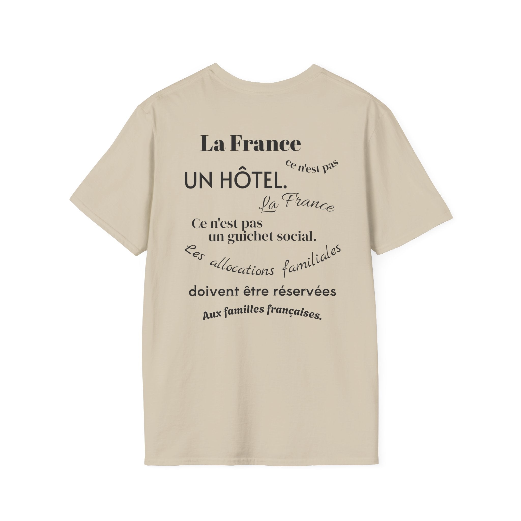 T-shirt La Famille Française marron clair – logo coq tricolore côté cœur et dos inscription humoristique “La France ce n'est pas un hôtel”.