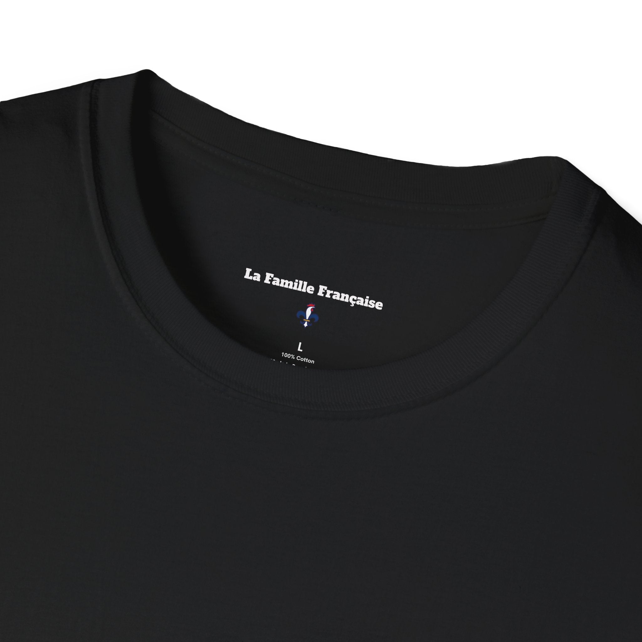 T-shirt La Famille Française noir – logo coq tricolore côté cœur et dos “Bleu Blanc Rouge” avec bouteille de vin rouge à la place du mot "rouge". 