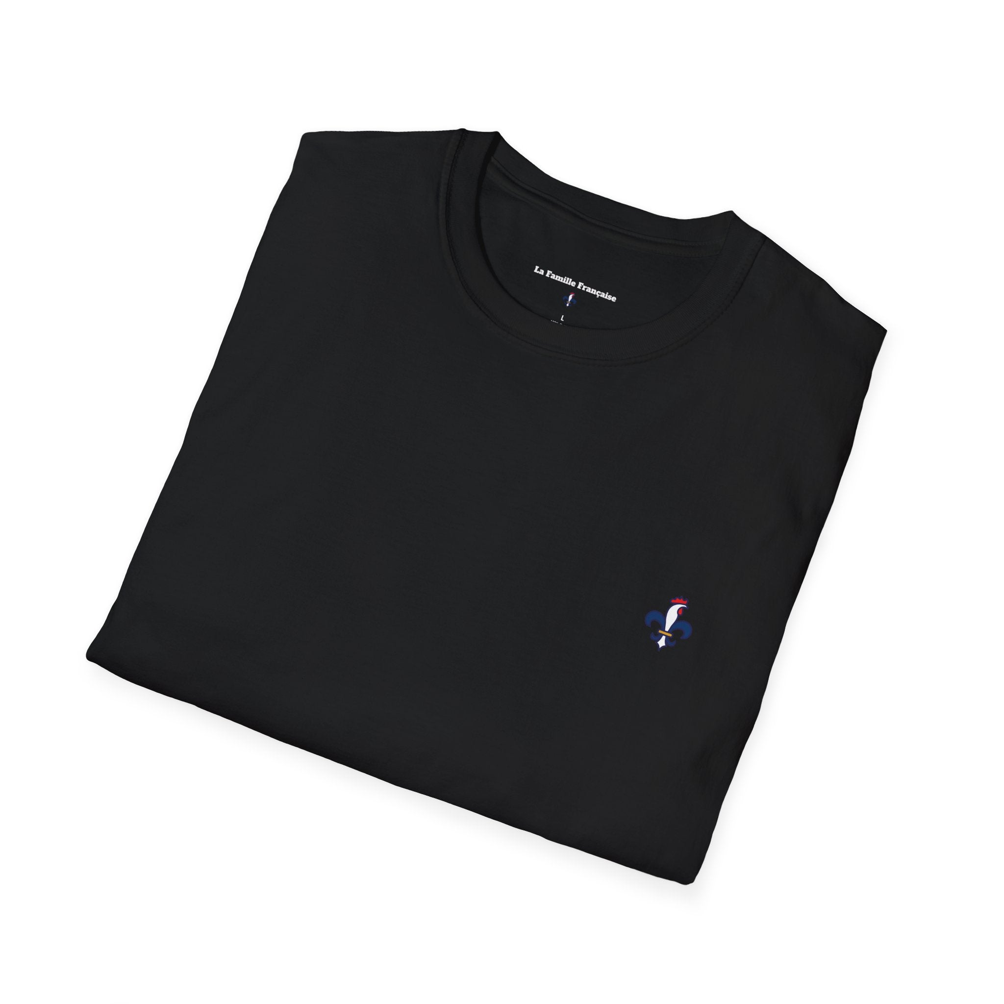 T-shirt La Famille Française noir – logo coq tricolore côté cœur et dos “Bleu Blanc Rouge” avec bouteille de vin rouge à la place du mot "rouge". 
