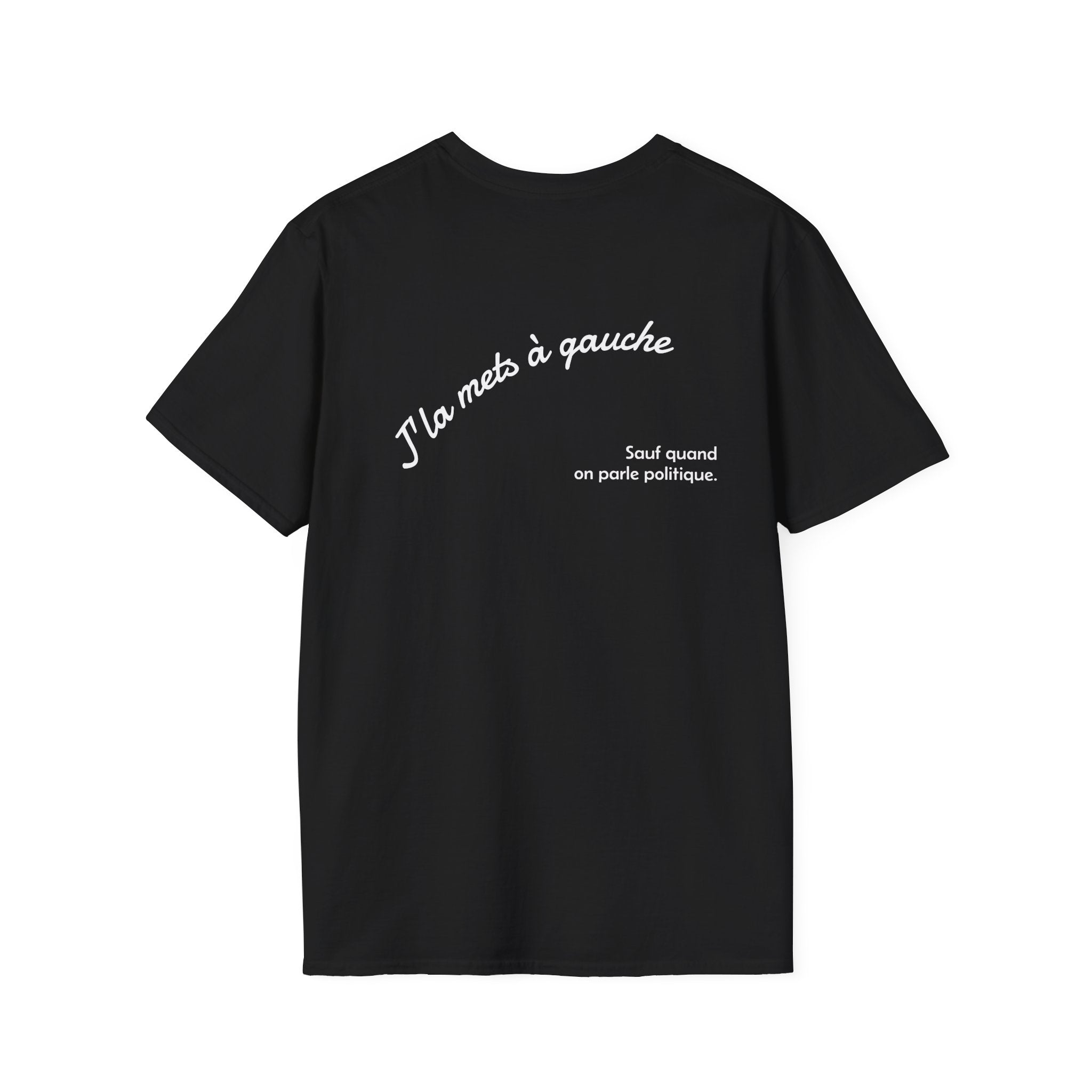 T-shirt La Famille Française noir – logo coq tricolore côté cœur et dos inscription humoristique “J'la mets à gauche sauf quand on parle politique”. 