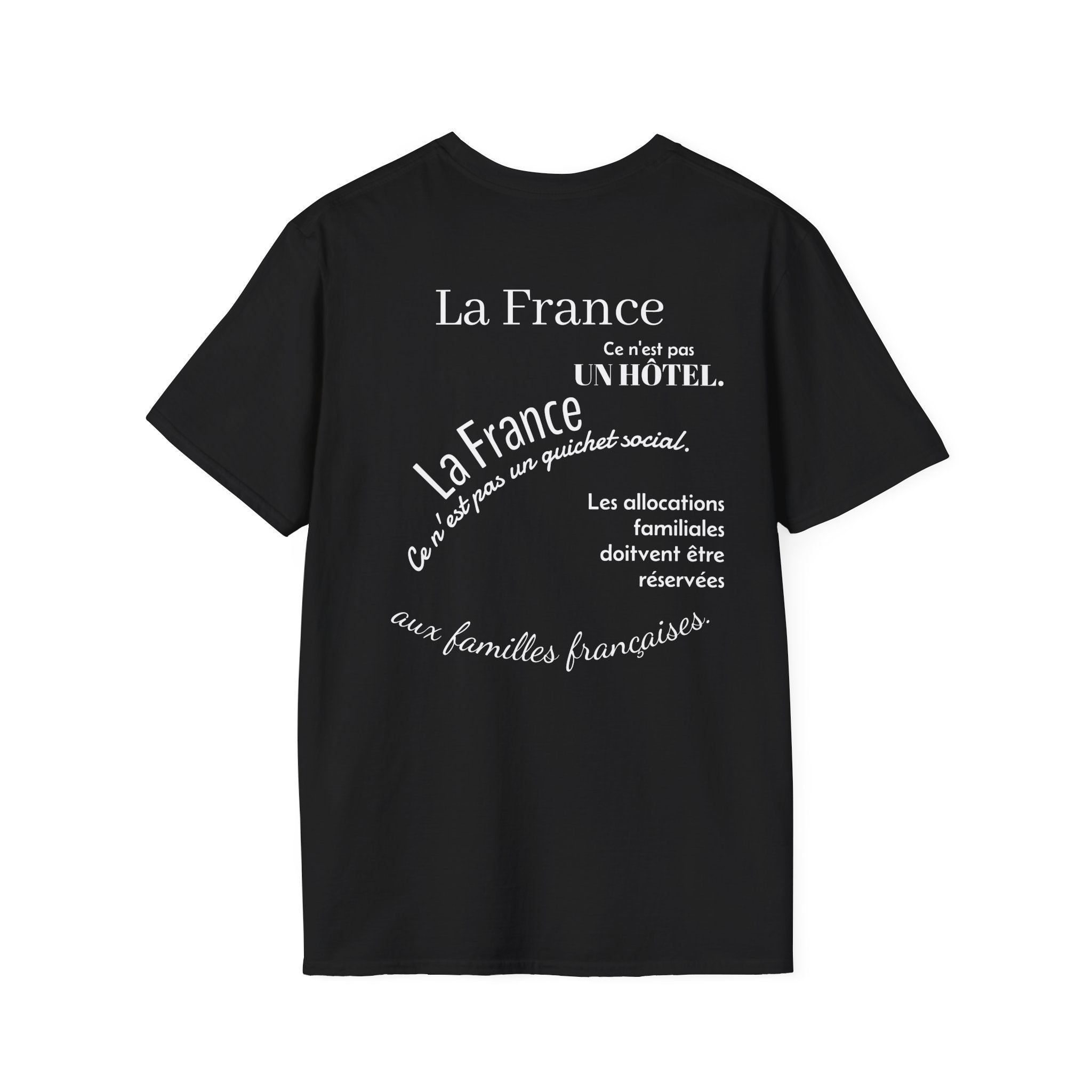 T-shirt La Famille Française noir – logo coq tricolore côté cœur et dos inscription humoristique “La France ce n'est pas un hôtel”.