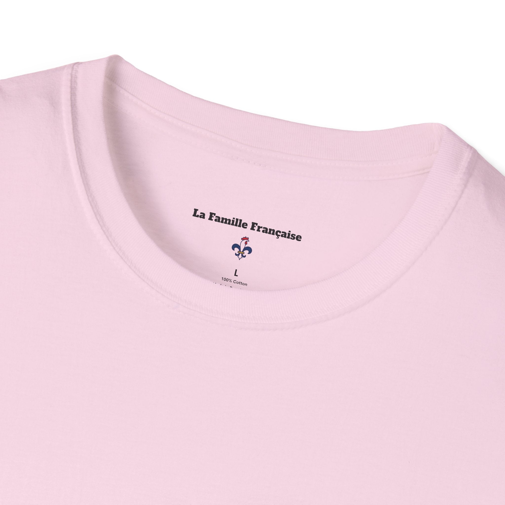 T-shirt La Famille Française rose pale – logo coq tricolore côté cœur et dos “Bleu Blanc Rouge” avec bouteille de vin rouge à la place du mot "rouge". 