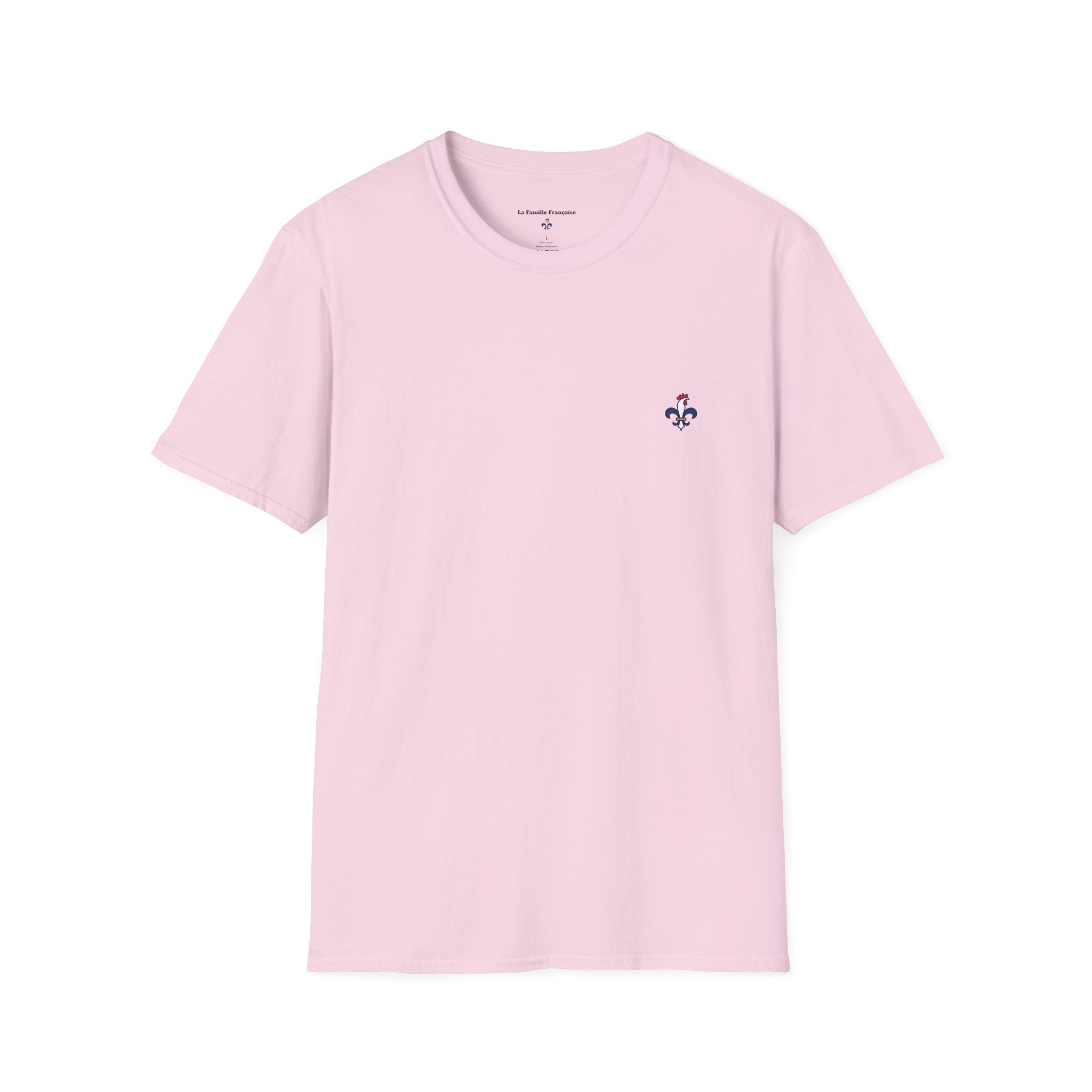 T-shirt La Famille Française rose pale – logo coq tricolore côté cœur et dos “Bleu Blanc Rouge” avec bouteille de vin rouge à la place du mot "rouge". 