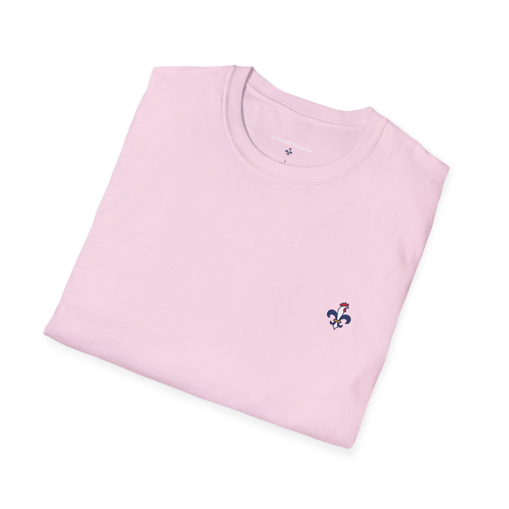 T-shirt La Famille Française rose pale – logo coq tricolore côté cœur et dos “Bleu Blanc Rouge” avec bouteille de vin rouge à la place du mot "rouge". 