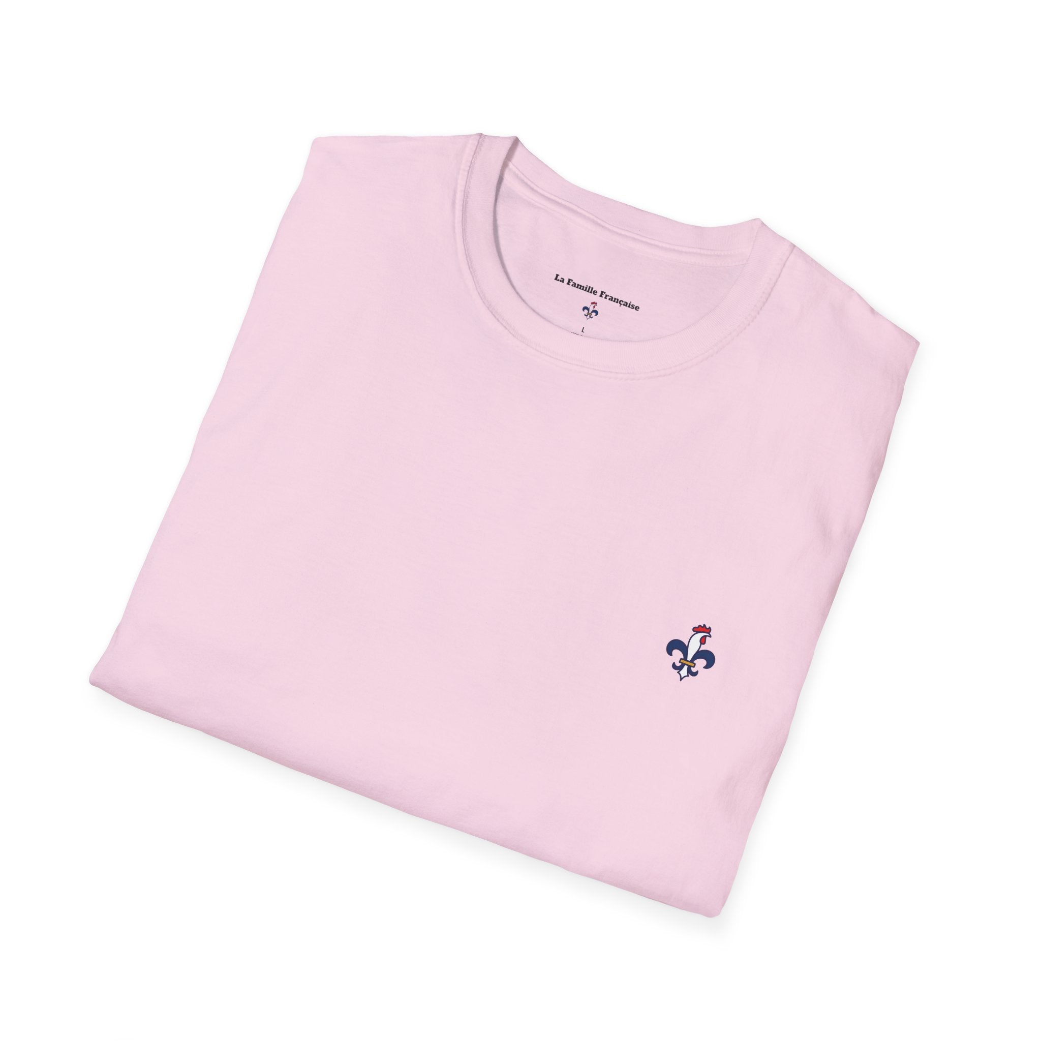 T-shirt La Famille Française rose pale – logo coq tricolore côté cœur et dos “Bleu Blanc Rouge” avec bouteille de vin rouge à la place du mot "rouge". 