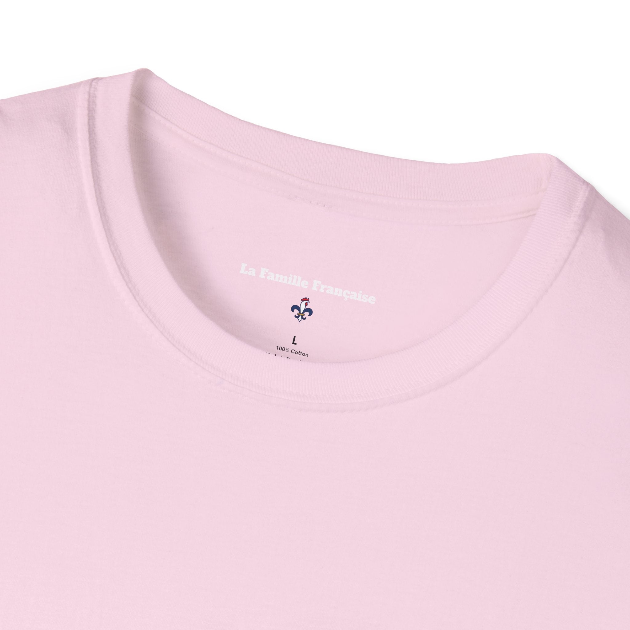 T-shirt La Famille Française rose pale – logo coq tricolore côté cœur et dos inscription humoristique “La CAF : Caisse d'Alimentaiton des Feinéants”.