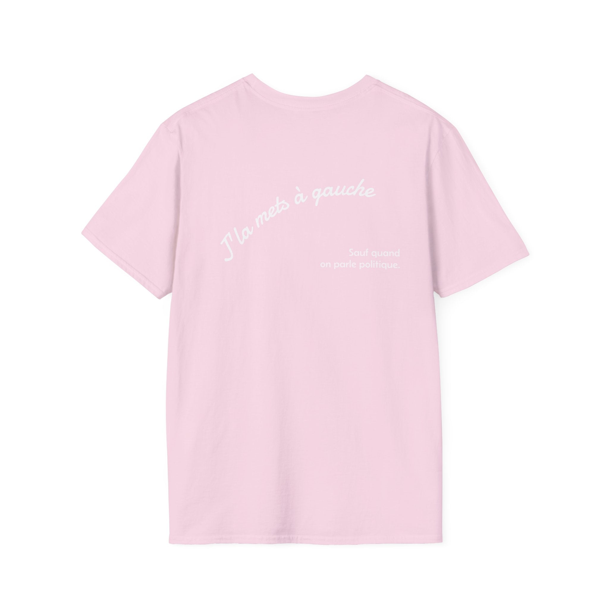 T-shirt La Famille Française rose pale – logo coq tricolore côté cœur et dos inscription humoristique “J'la mets à gauche sauf quand on parle politique”. 