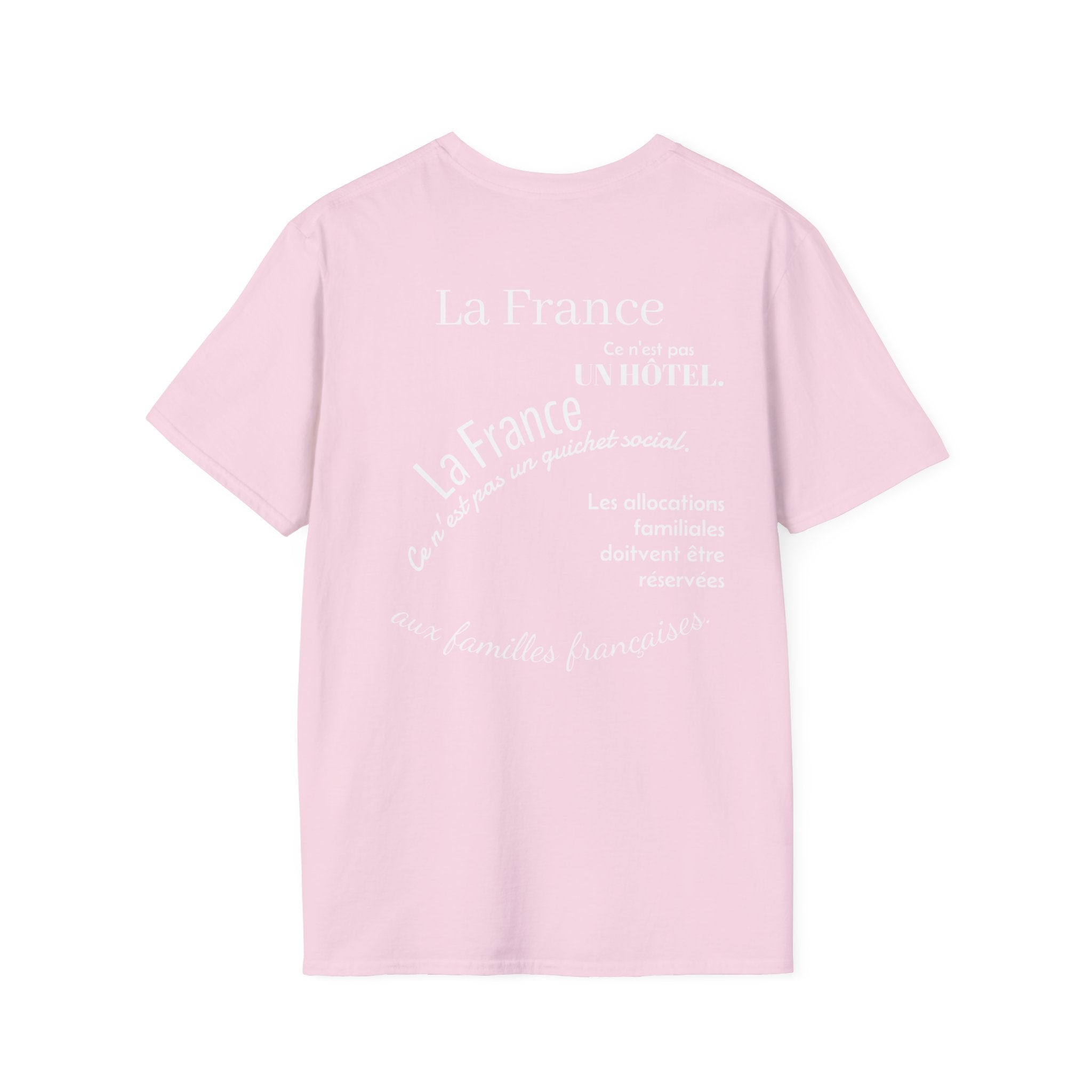 T-shirt La Famille Française rose pale – logo coq tricolore côté cœur et dos inscription humoristique “La France ce n'est pas un hôtel”.