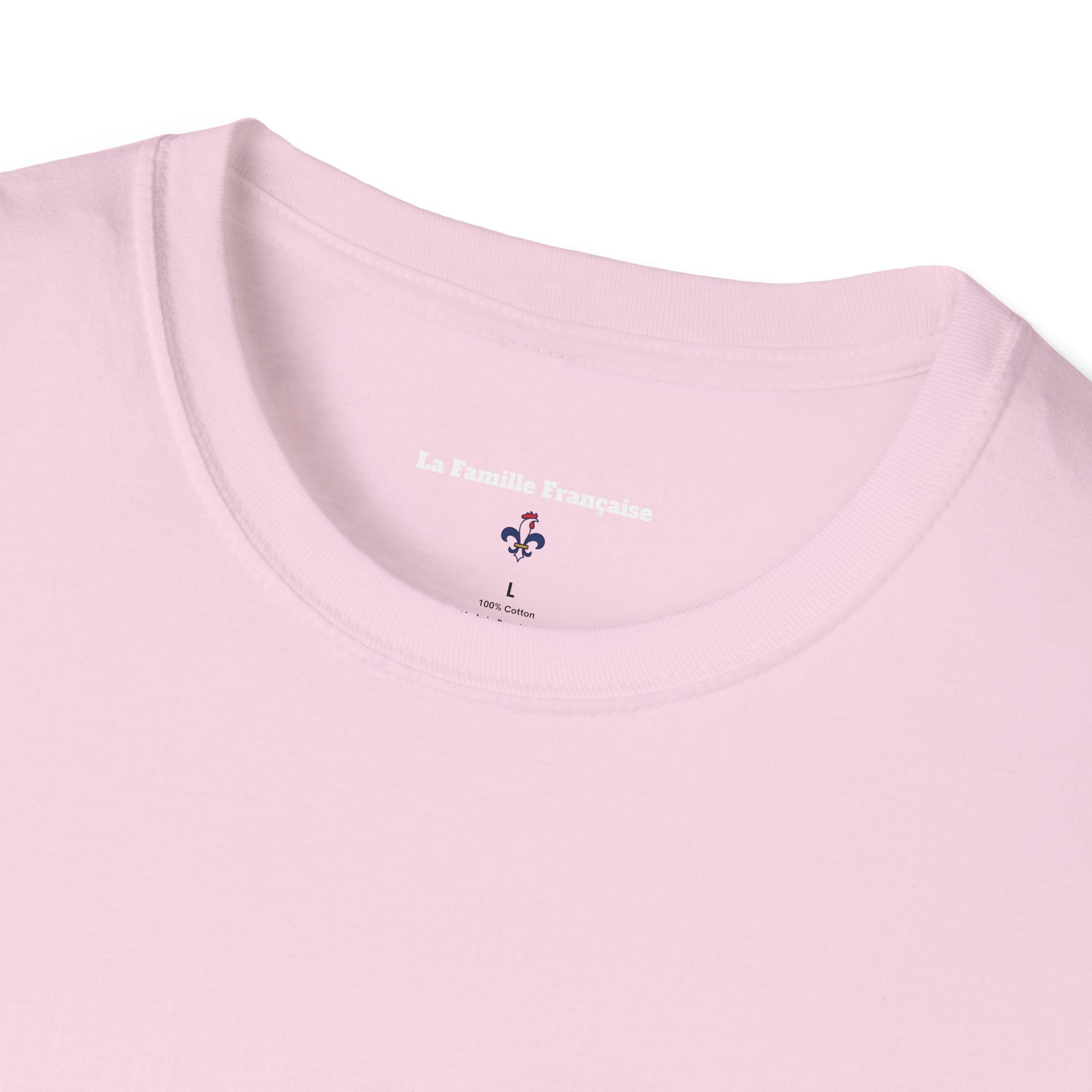 T-shirt La Famille Française rose pale – logo coq tricolore côté cœur et dos inscription humoristique “La France ce n'est pas un hôtel”.