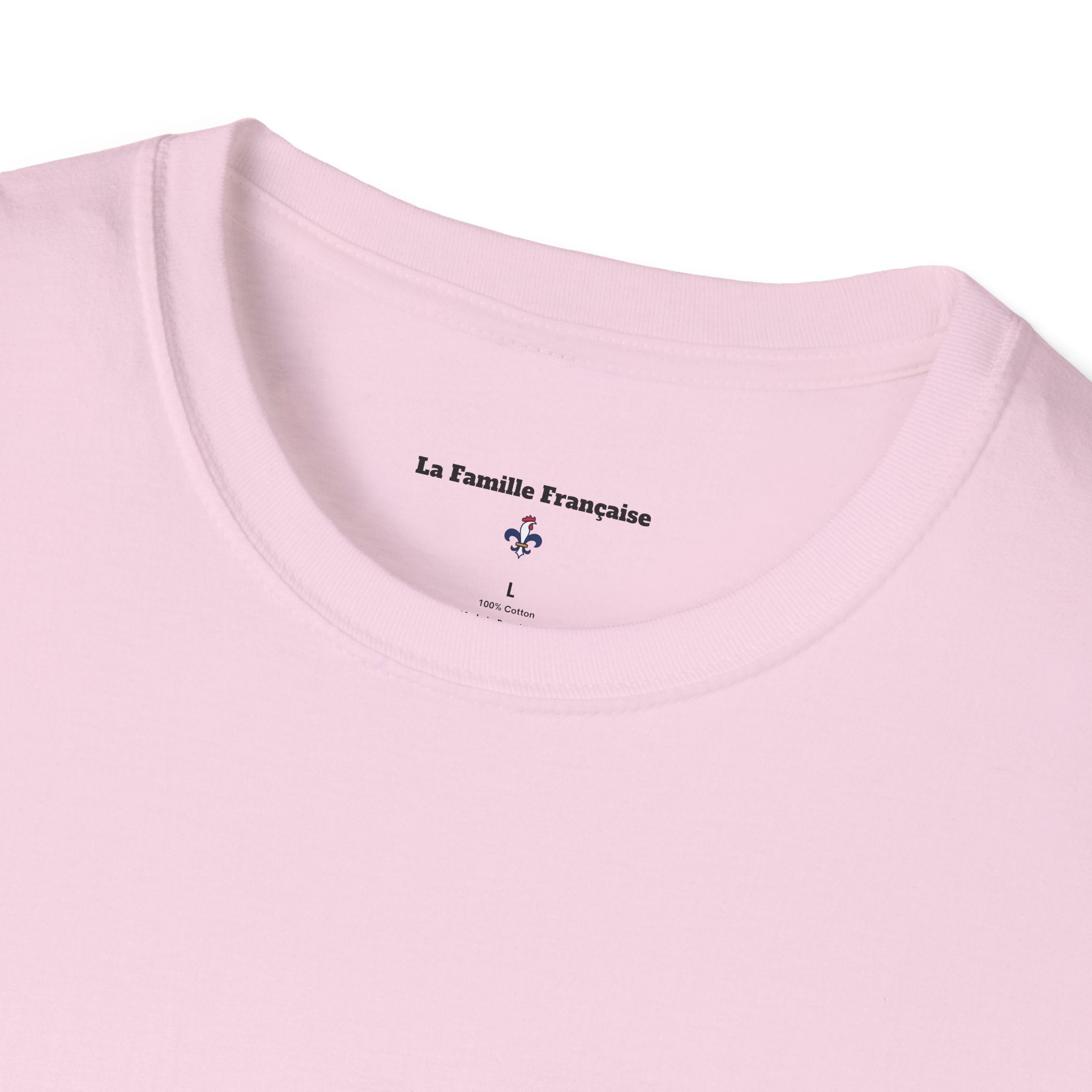 T-shirt La Famille Française rose pale – logo coq tricolore côté cœur et dos inscription humoristique “La CAF : Caisse d'Alimentaiton des Feinéants”.