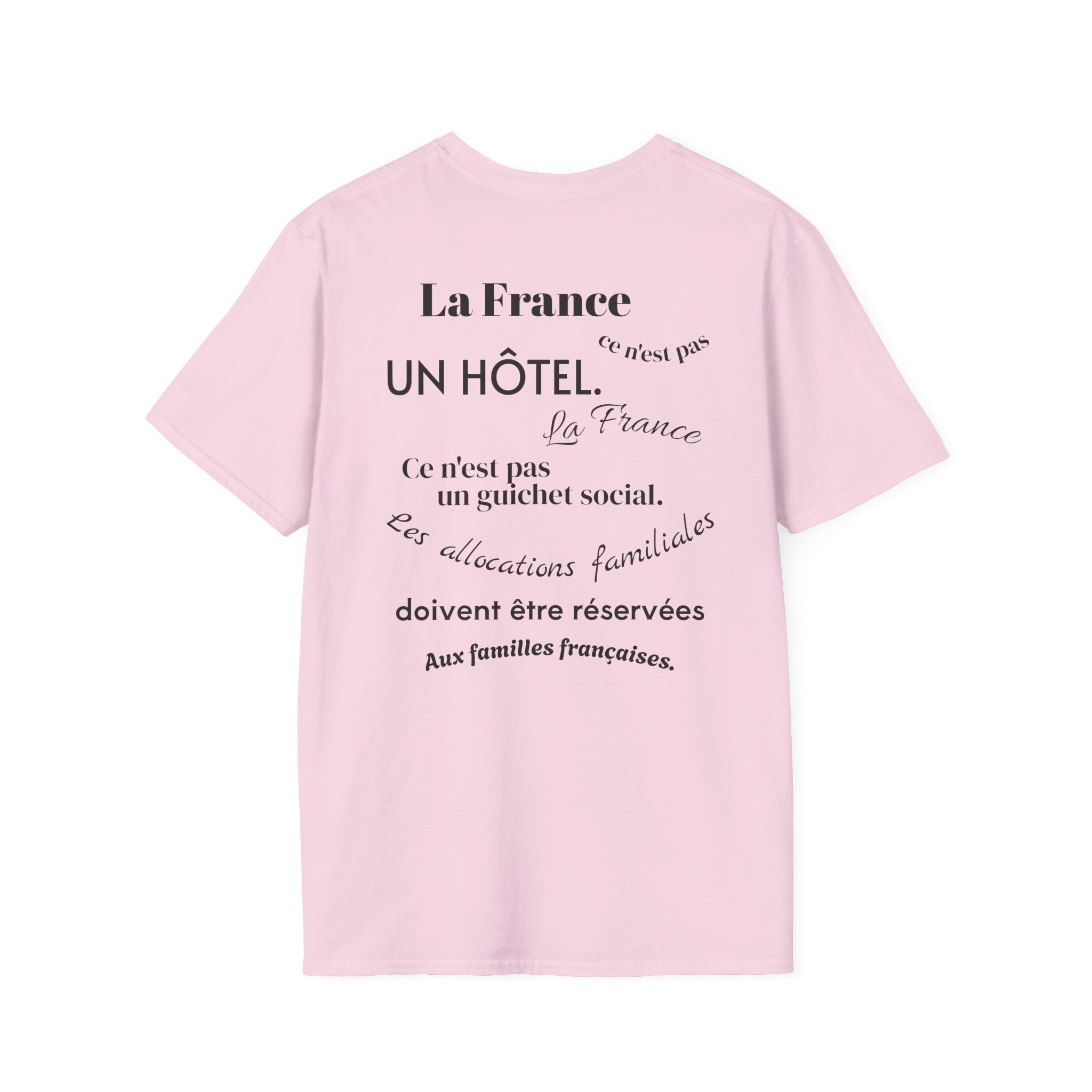 T-shirt La Famille Française rose pale – logo coq tricolore côté cœur et dos inscription humoristique “La France ce n'est pas un hôtel”.