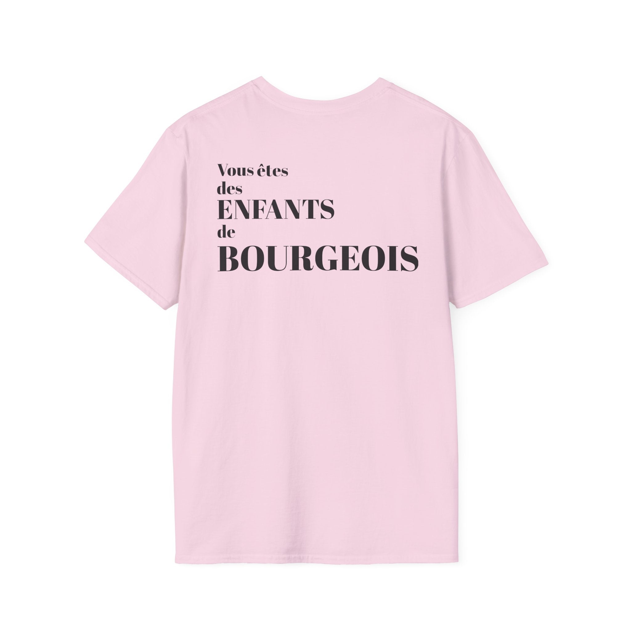 T-shirt La Famille Française rose pale – logo coq tricolore côté cœur et dos inscription humoristique “Vous êtes des enfants de bourgeois”.