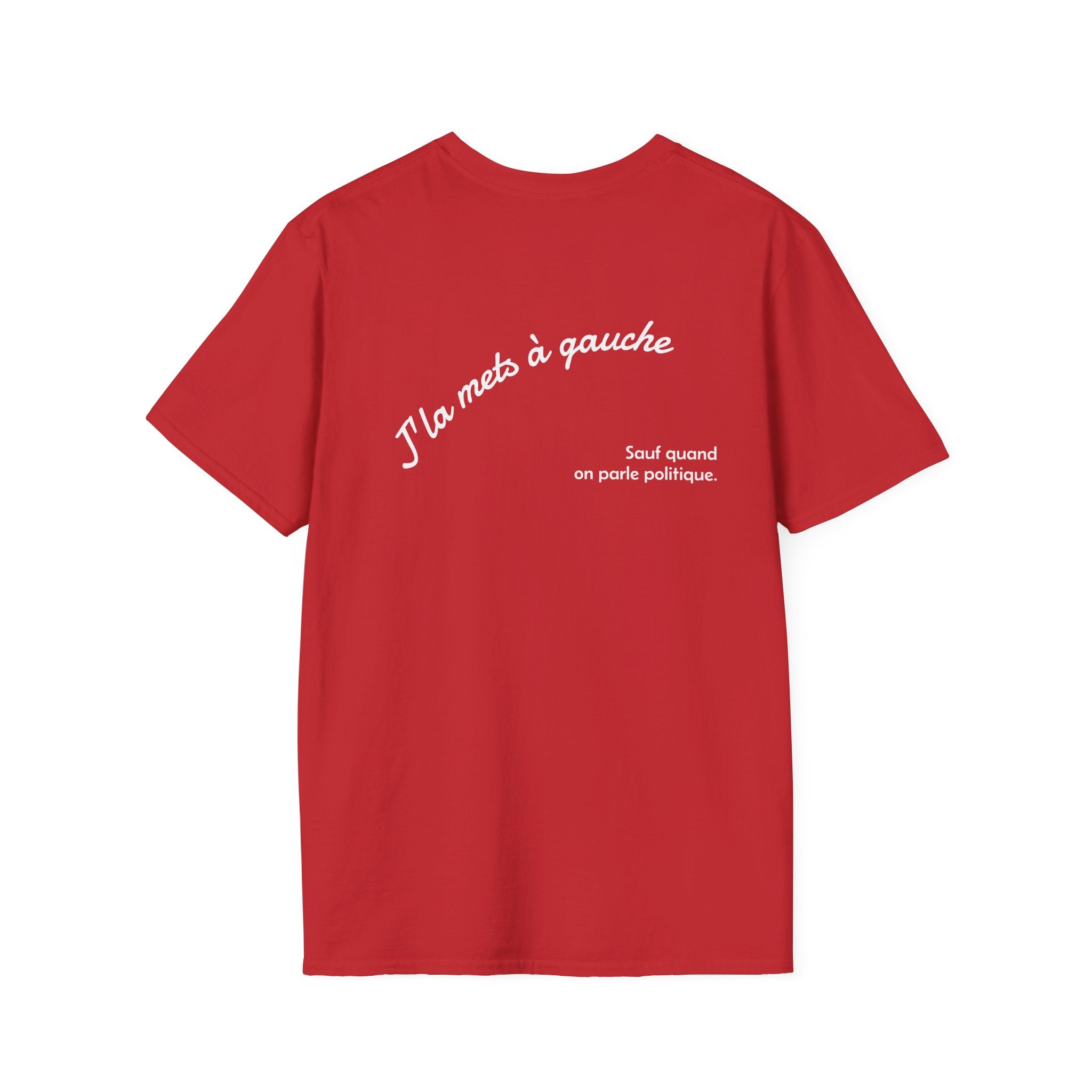 T-shirt La Famille Française rouge – logo coq tricolore côté cœur et dos incription humoristique “J'la mets à gauche sauf quand on parle politique”. 