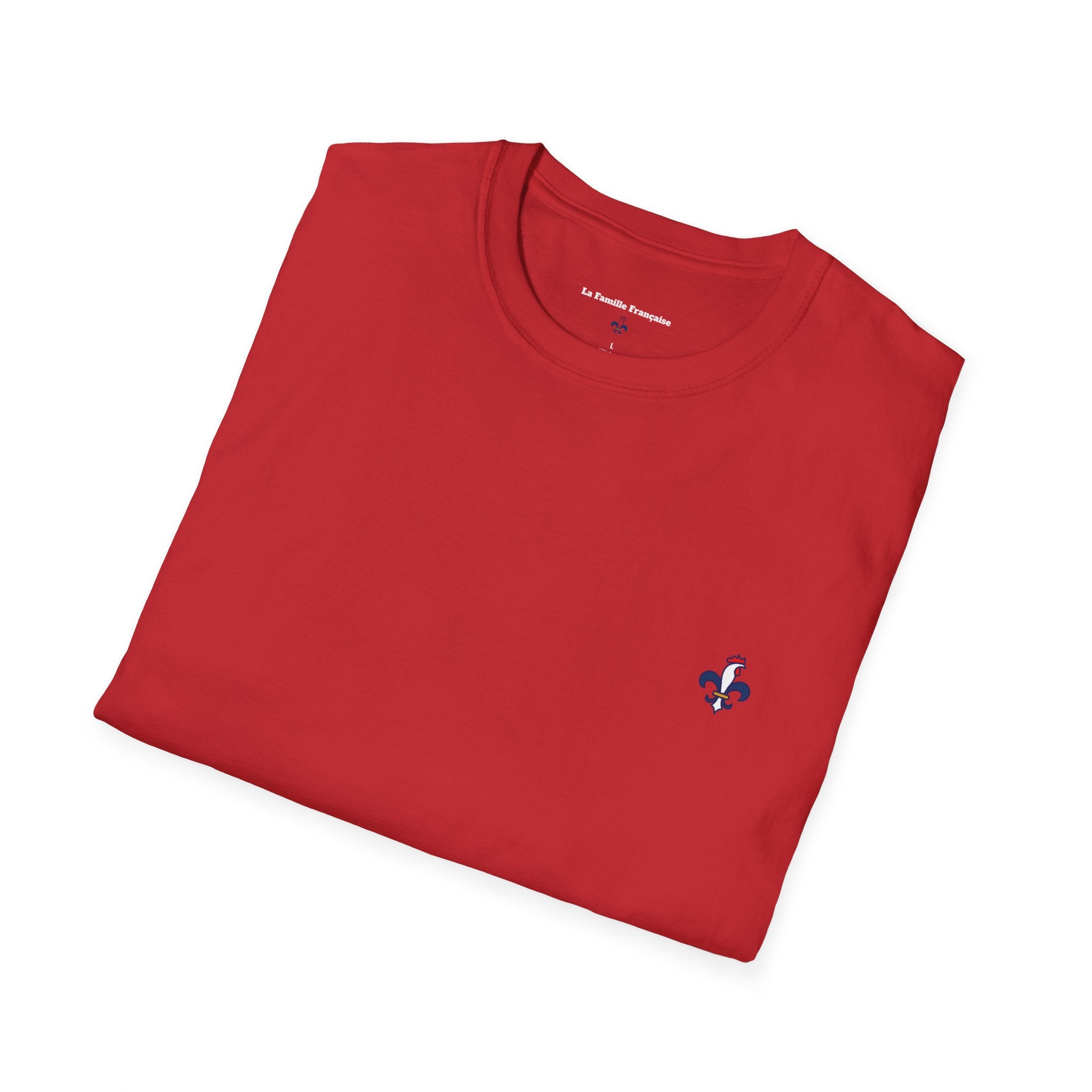 T-shirt La Famille Française rouge – logo coq tricolore côté cœur et dos inscription humoristique “La France ce n'est pas un hôtel”.