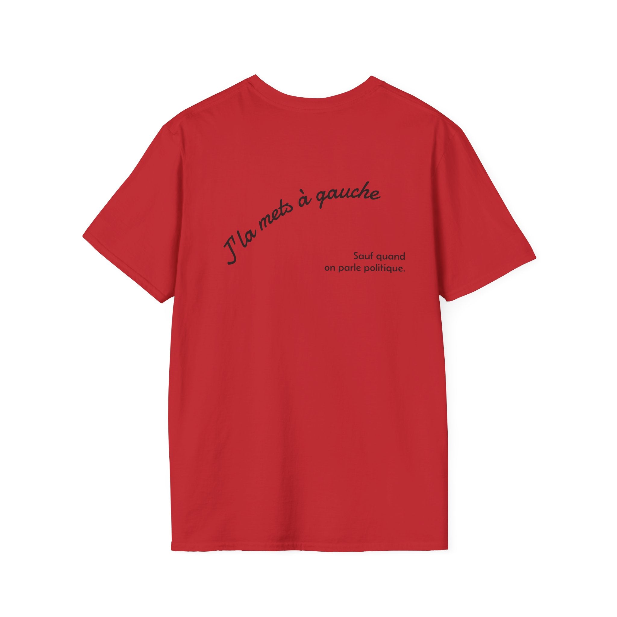 T-shirt La Famille Française rouge – logo coq tricolore côté cœur et dos inscription noire humoristique “J'la mets à gauche sauf quand on parle politique”. 