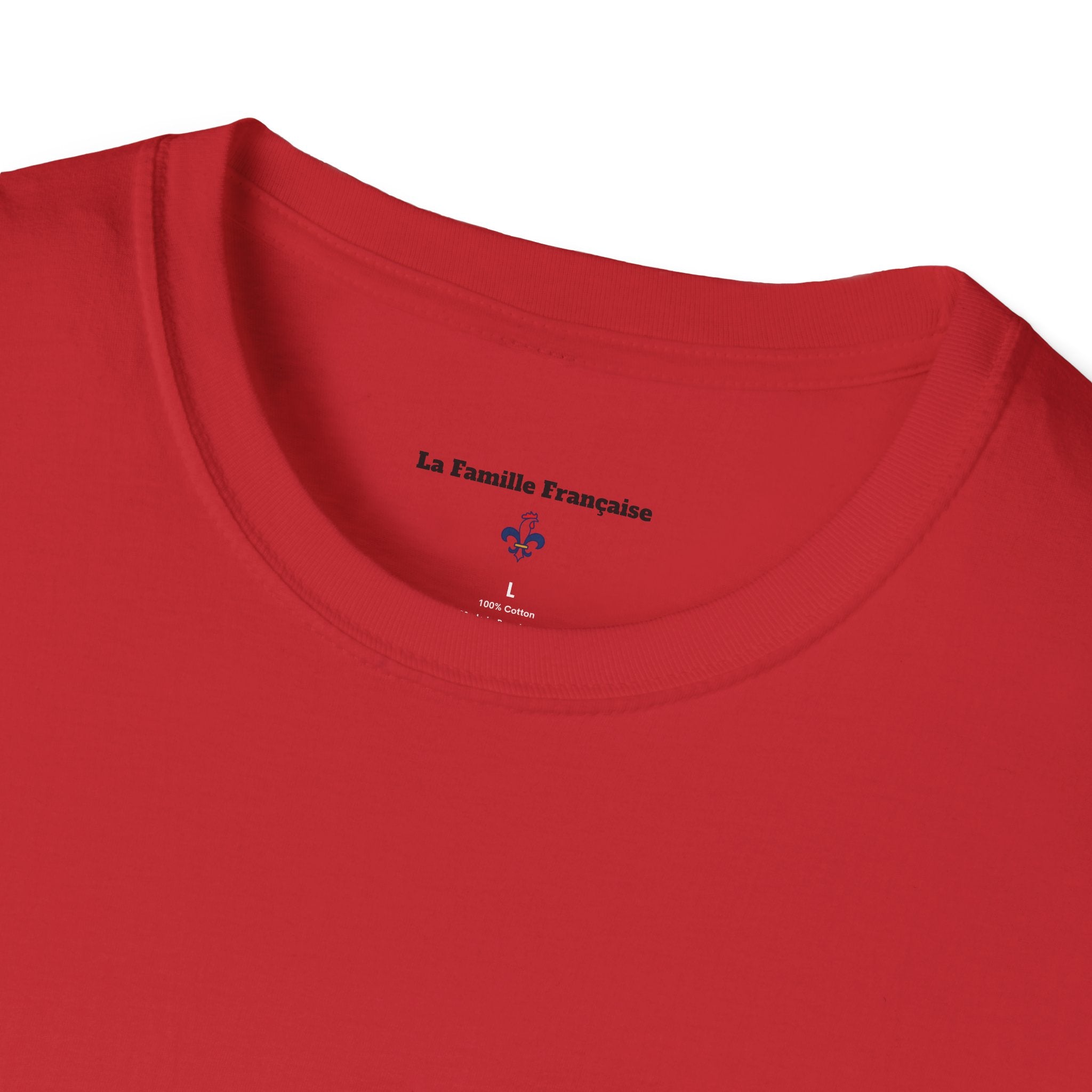 T-shirt La Famille Française rouge – logo coq tricolore côté cœur et dos inscription noire humoristique “J'la mets à gauche sauf quand on parle politique”. 