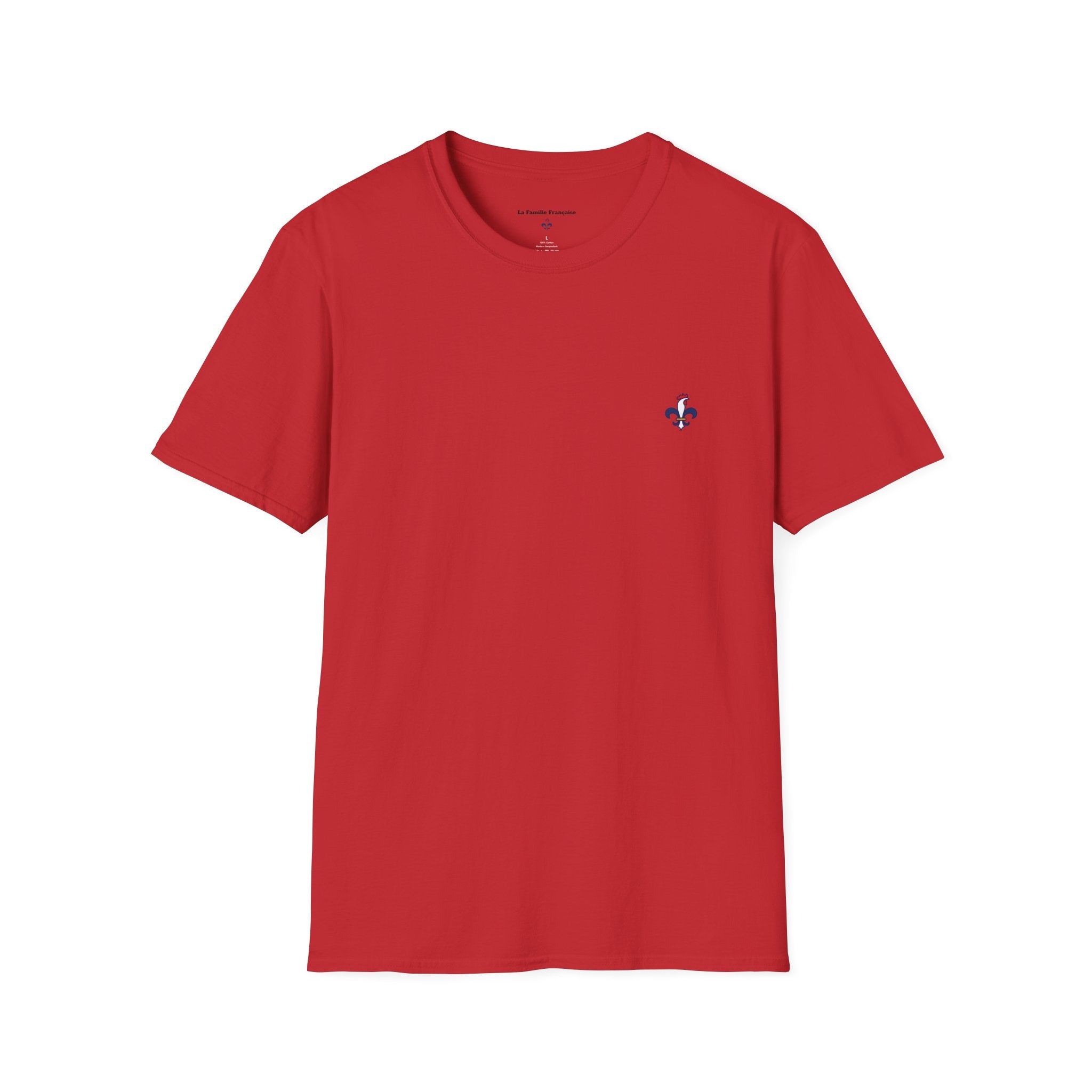 T-shirt La Famille Française rouge – logo coq tricolore côté cœur et dos inscription noire humoristique “J'la mets à gauche sauf quand on parle politique”. 