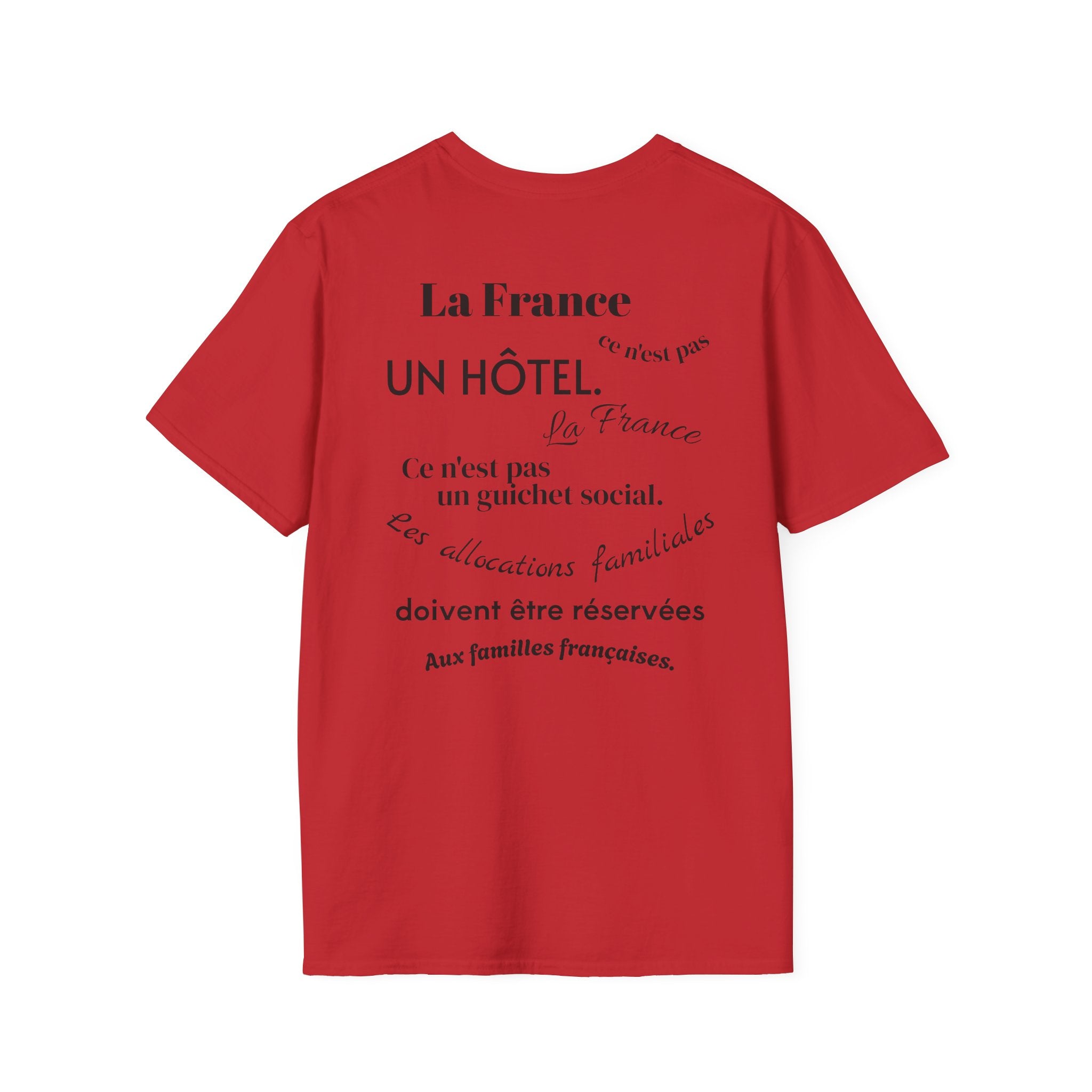 T-shirt La Famille Française rouge – logo coq tricolore côté cœur et dos inscription humoristique “La France ce n'est pas un hôtel”.