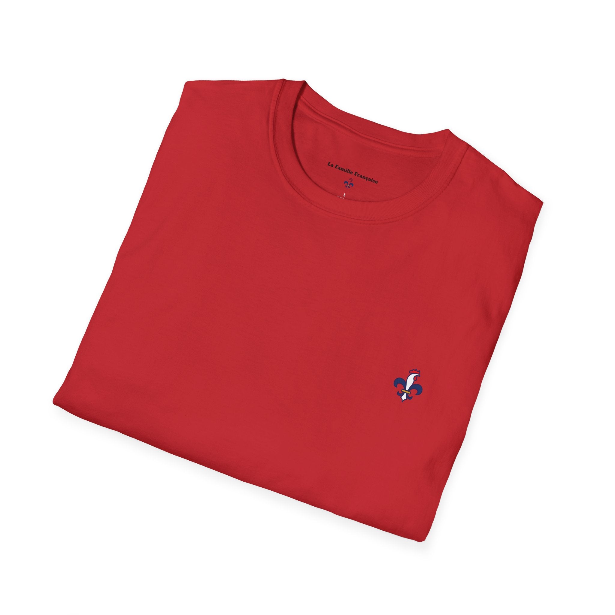 T-shirt La Famille Française rouge – logo coq tricolore côté cœur et dos inscription humoristique “La France ce n'est pas un hôtel”.