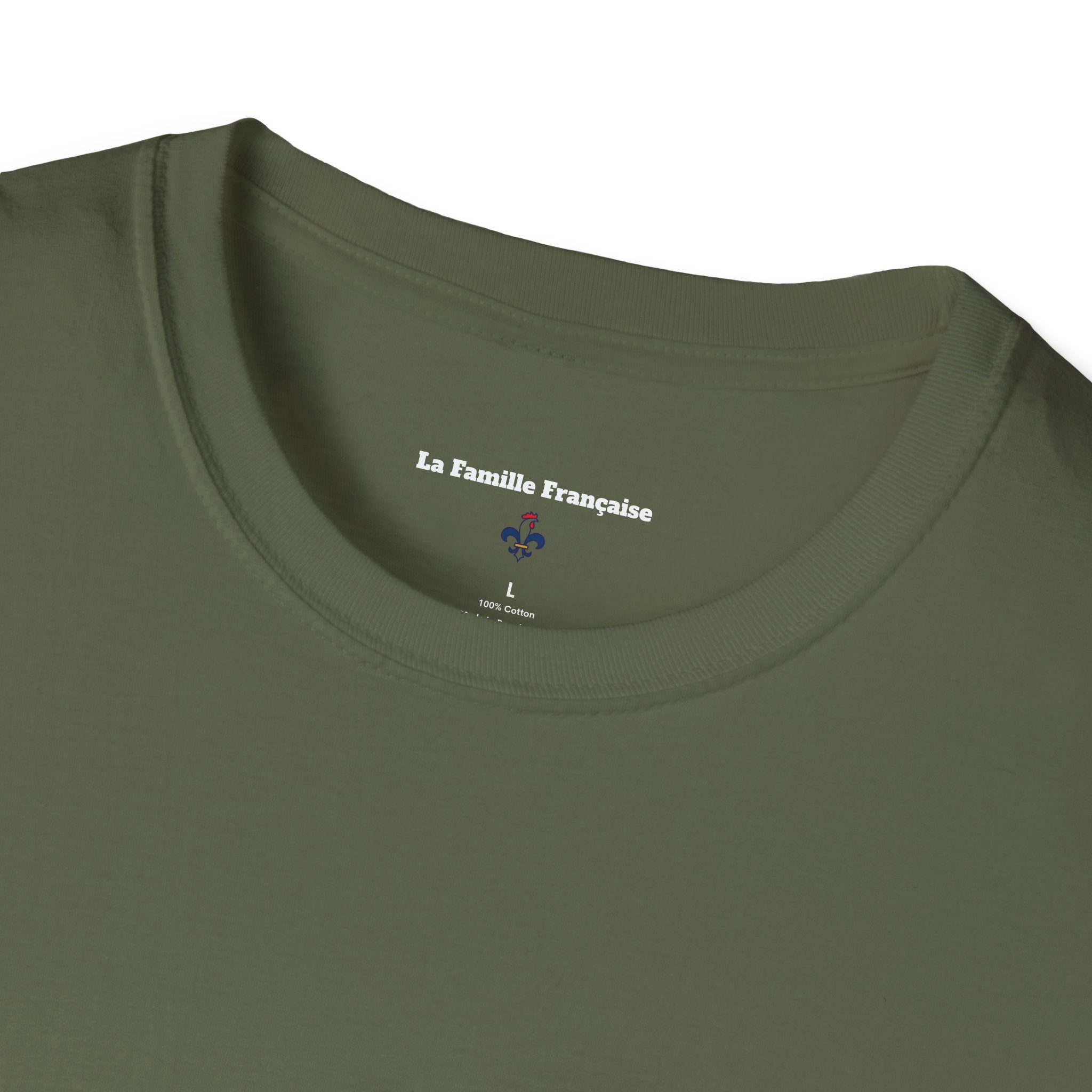 T-shirt La Famille Française vert foncé – logo coq tricolore côté cœur et dos inscription humoristique “Vous êtes des enfants de bourgeois”.