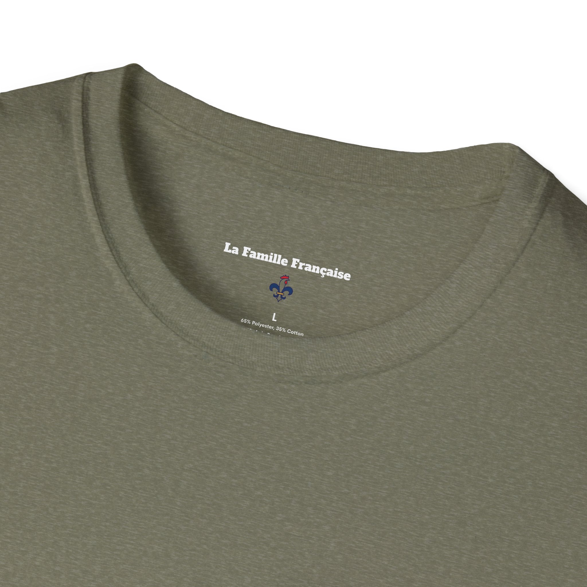 T-shirt La Famille Française vert kaki – logo coq tricolore côté cœur et dos inscription humoristique “Vous êtes des enfants de bourgeois”.