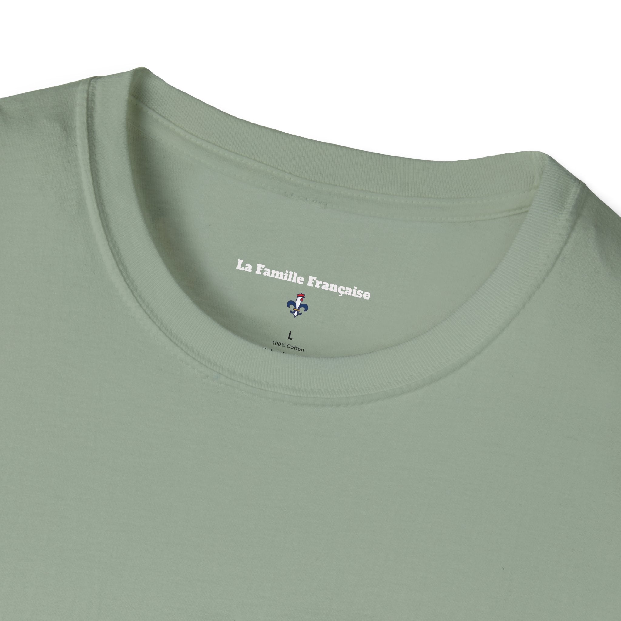 T-shirt La Famille Française vert kaki – logo coq tricolore côté cœur et dos inscription humoristique “La CAF : Caisse d'Alimentaiton des Feinéants”.